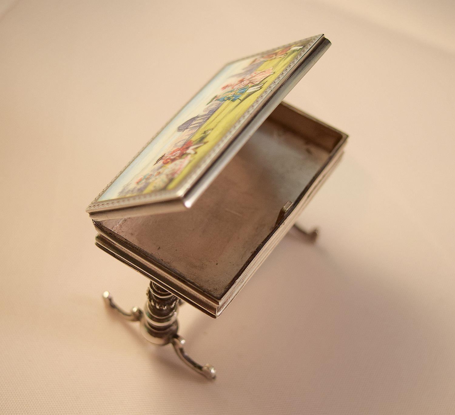 Edwardian Miniature Silber und Emaille Box in der Form eines Tisches 1903 für Damen oder Herren im Angebot