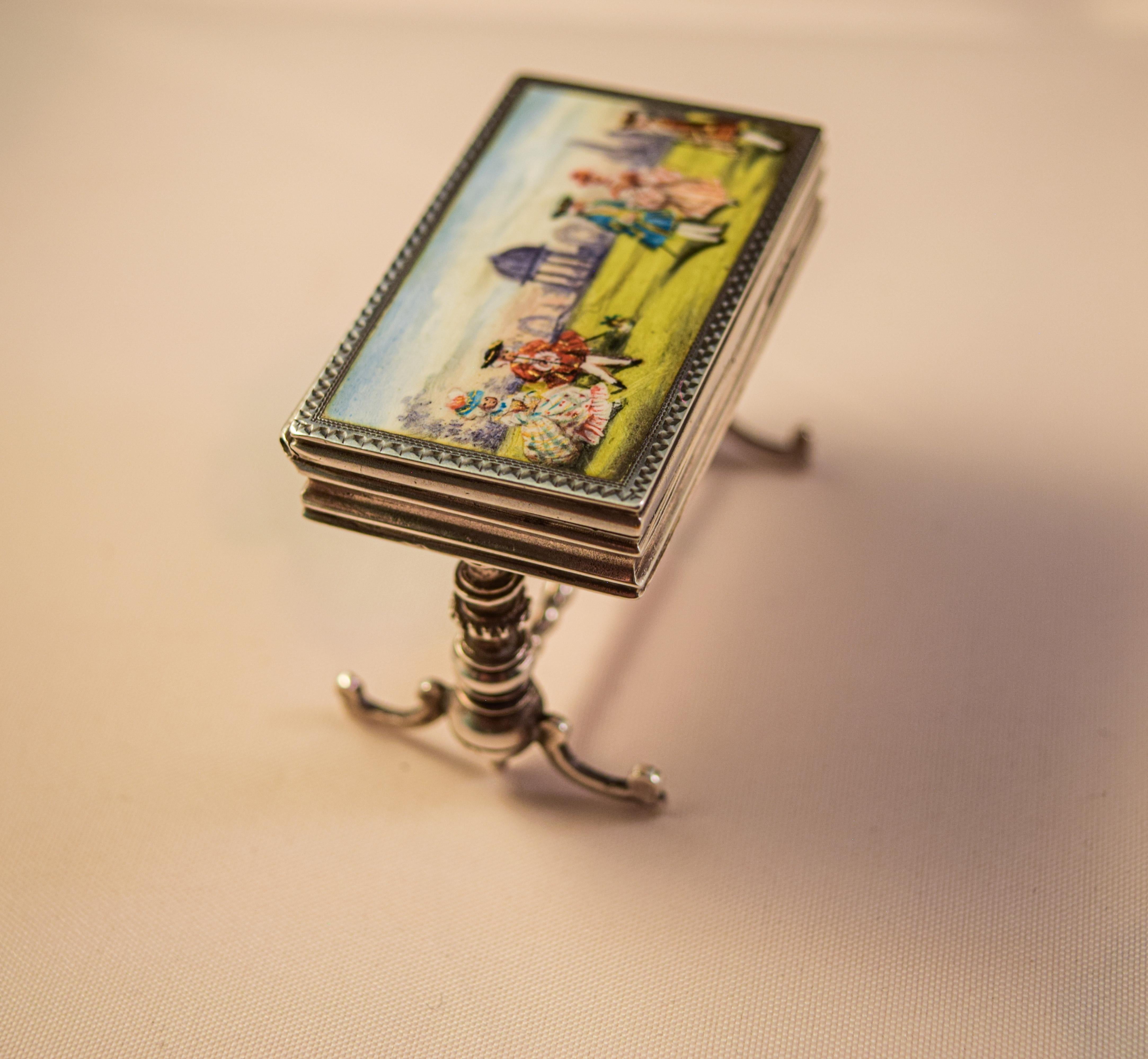 Edwardian Miniature Silber und Emaille Box in der Form eines Tisches 1903 im Angebot 1