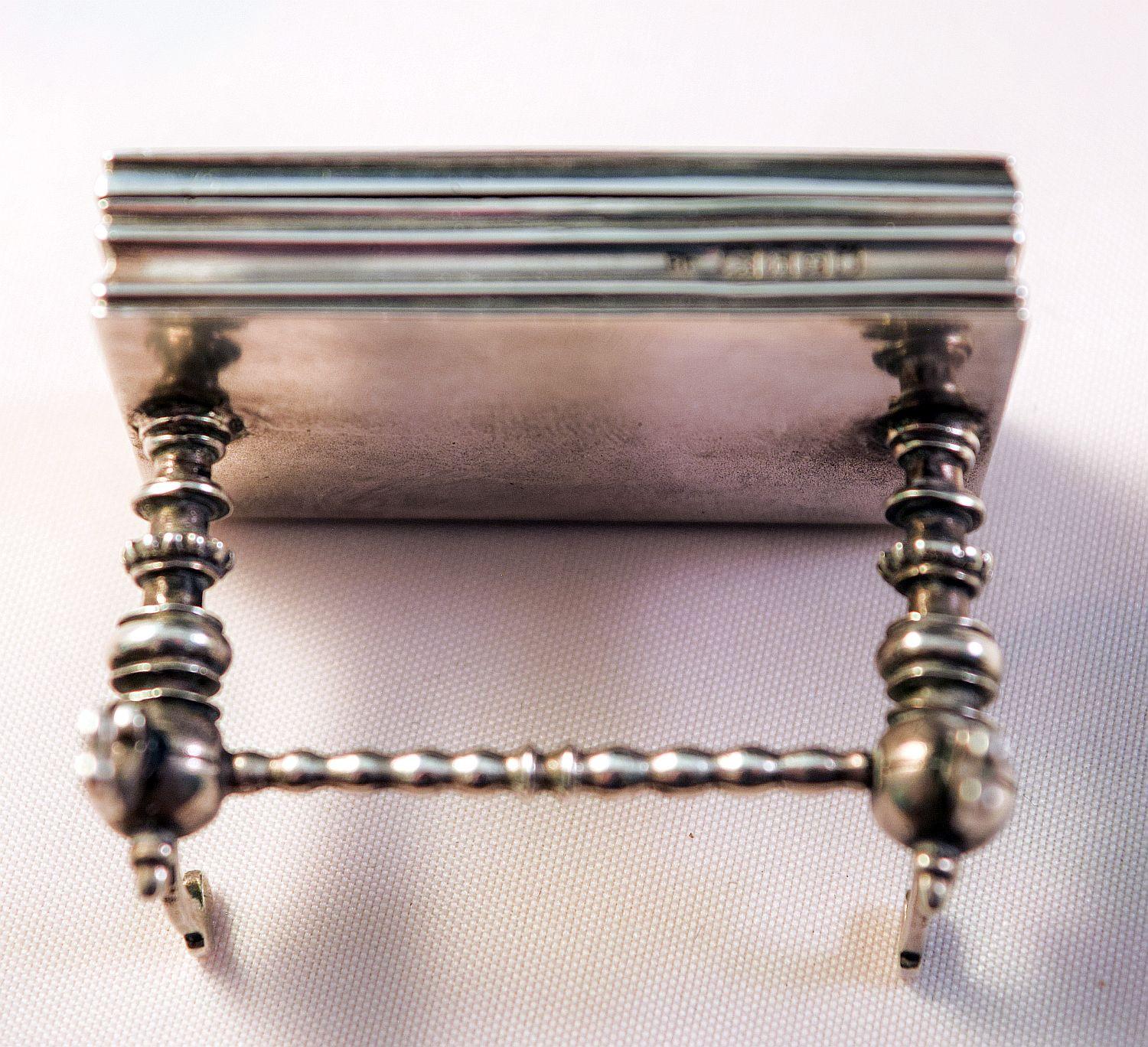 Edwardian Miniature Silber und Emaille Box in der Form eines Tisches 1903 im Angebot 3