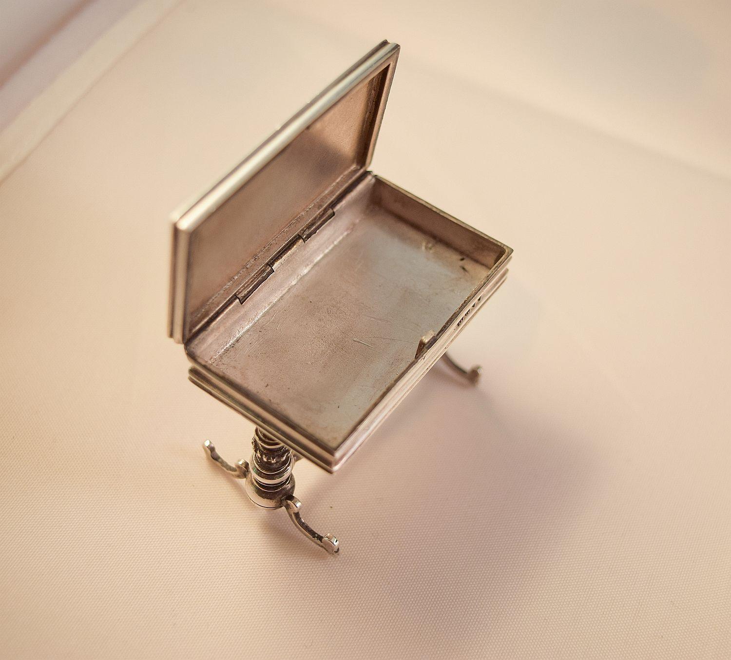 Edwardian Miniature Silber und Emaille Box in der Form eines Tisches 1903 im Angebot 4