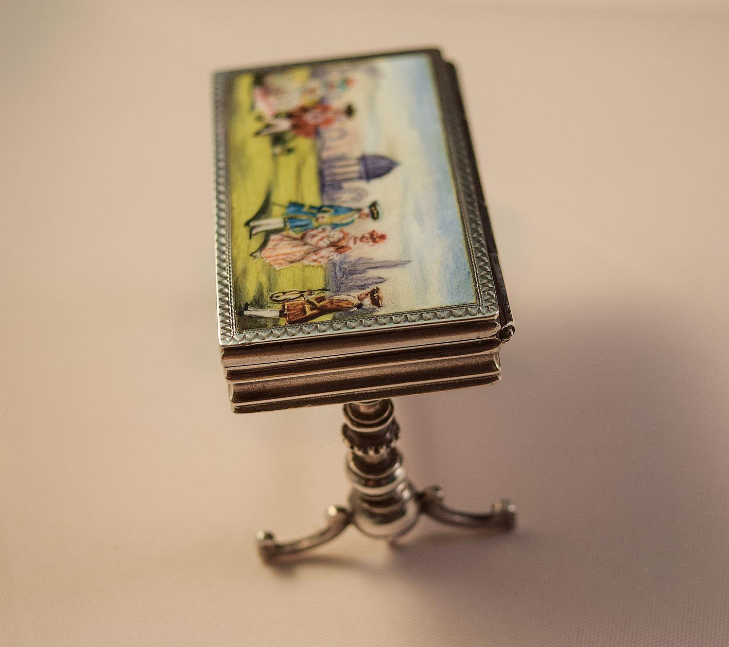 Boîte miniature édouardienne en argent et émail en forme de table 1903 en vente 5