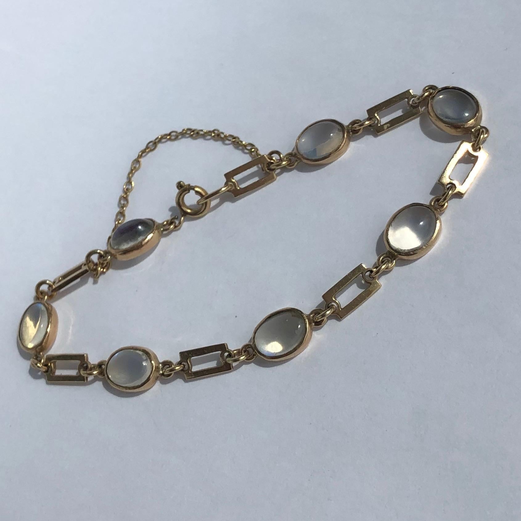 This wonderful bracelet holds 7 moonstones and the chain is beautifully modern in style with its fence like links. The stones have a wonderful blue hue and are complimented perfectly by the yellow gold. 

Bracelet length: 18cm 
Width: 7mm
Stone