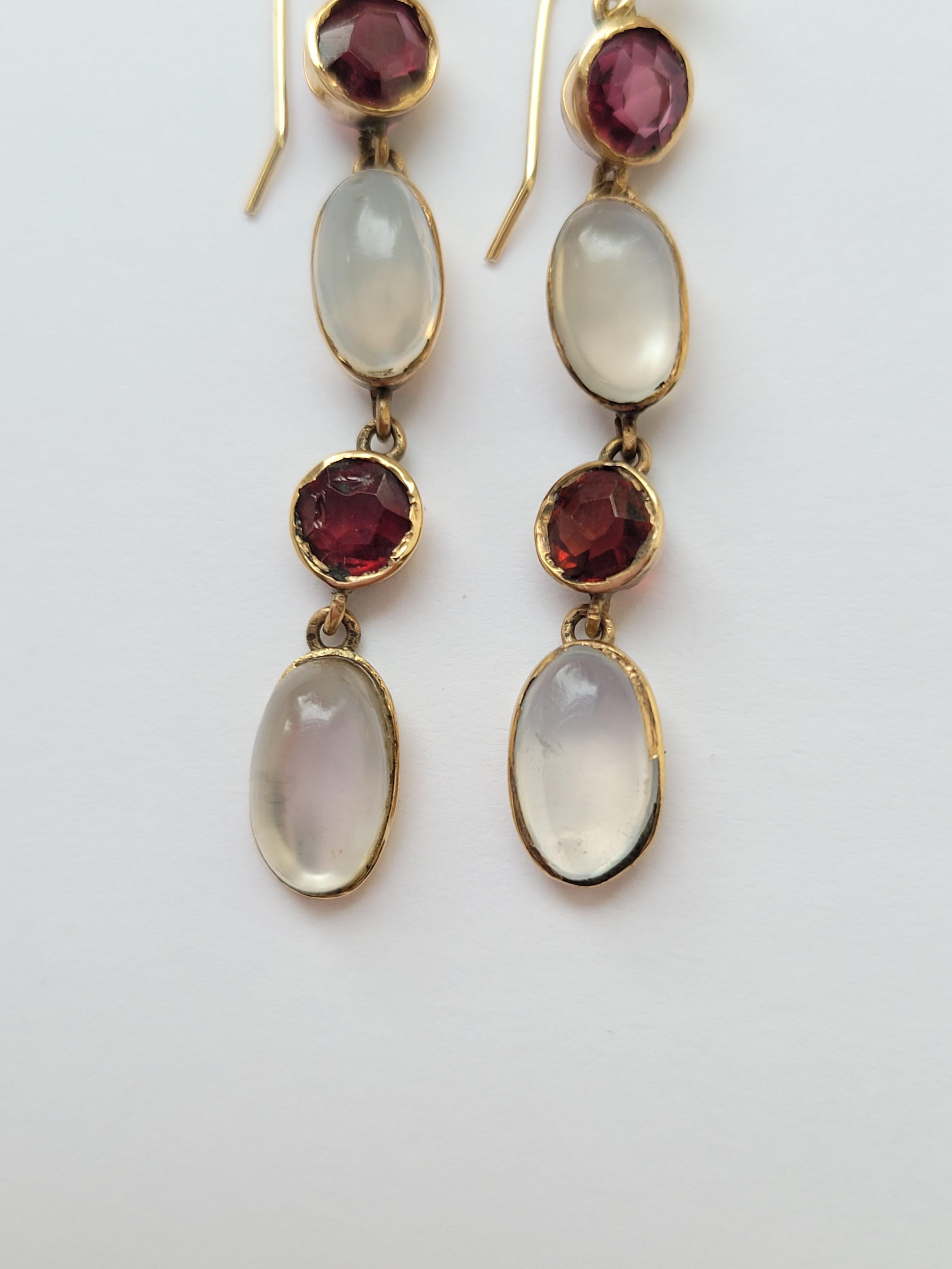 Edwardian Moonstone Garnet Gold drop earrings In Fair Condition For Sale In Boston, Lincolnshire