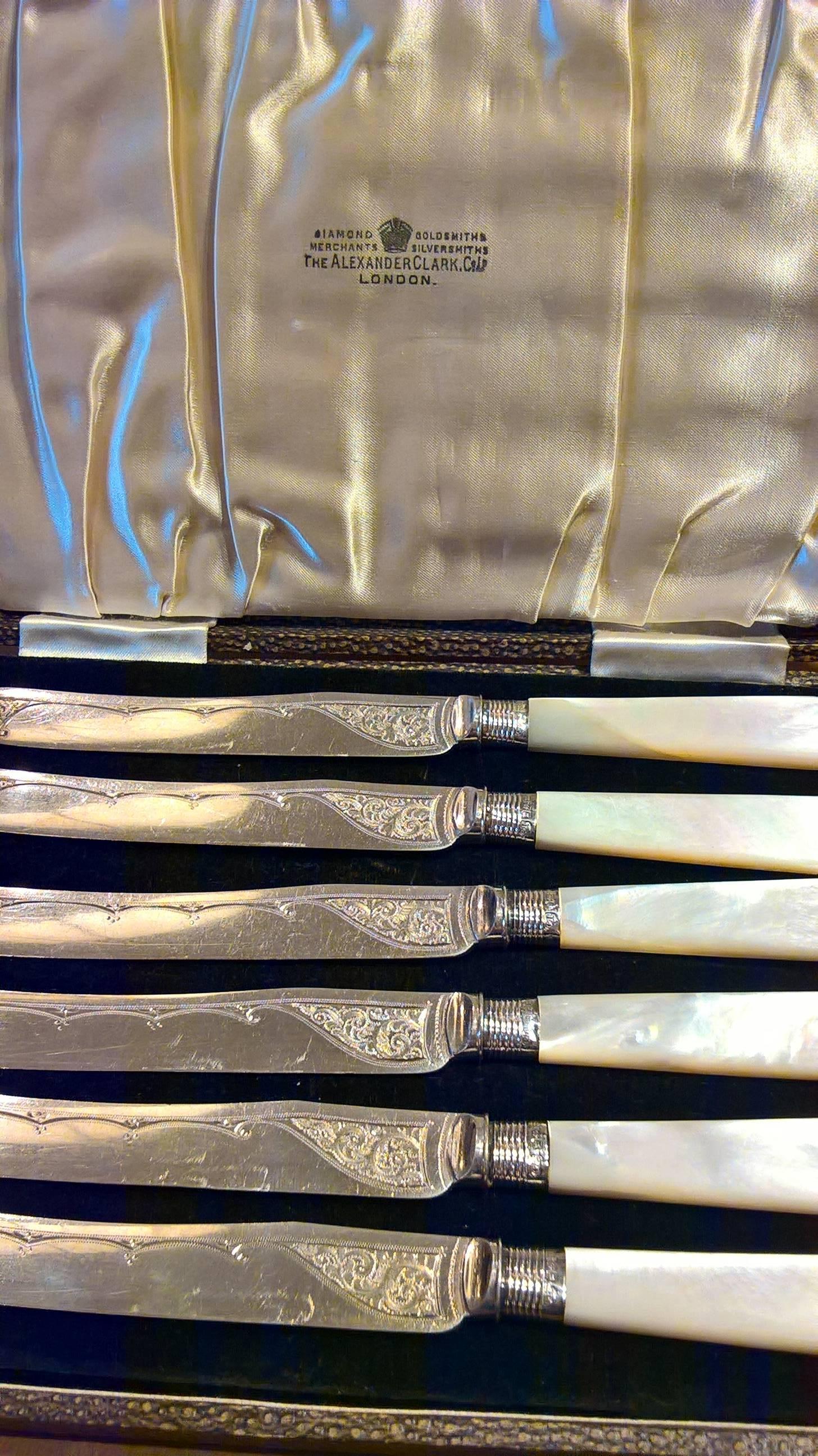 Juego de seis cuchillos de plata con mango de nácar eduardiano para mantequilla en venta 1