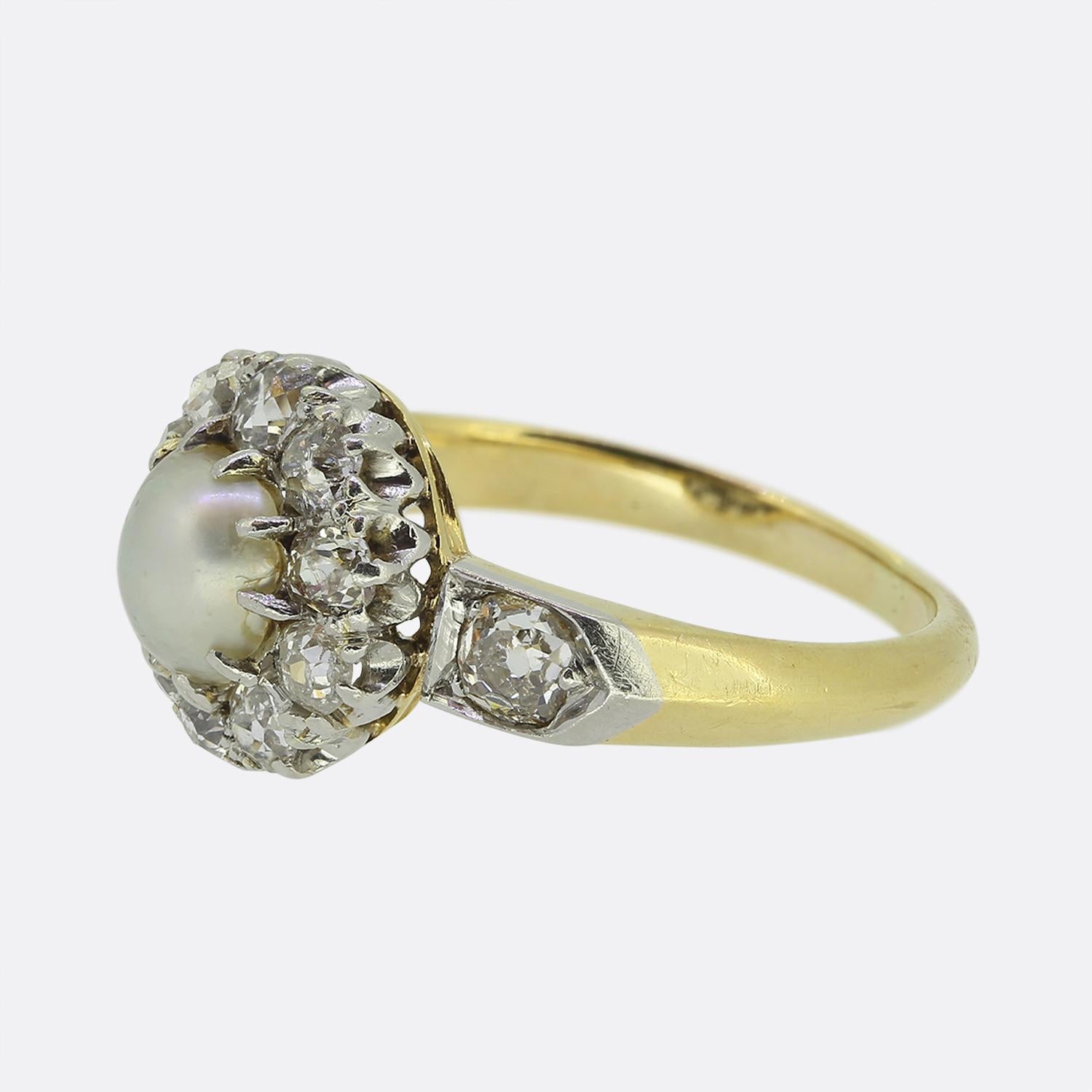 Hier haben wir einen charmanten Clusterring aus der Edwardianischen Zeit. Bei diesem antiken Stück steht eine runde Naturperle in der Mitte der Vorderseite im Mittelpunkt, die einen schönen Glanz aufweist. Dieser Hauptstein wird dann von einer