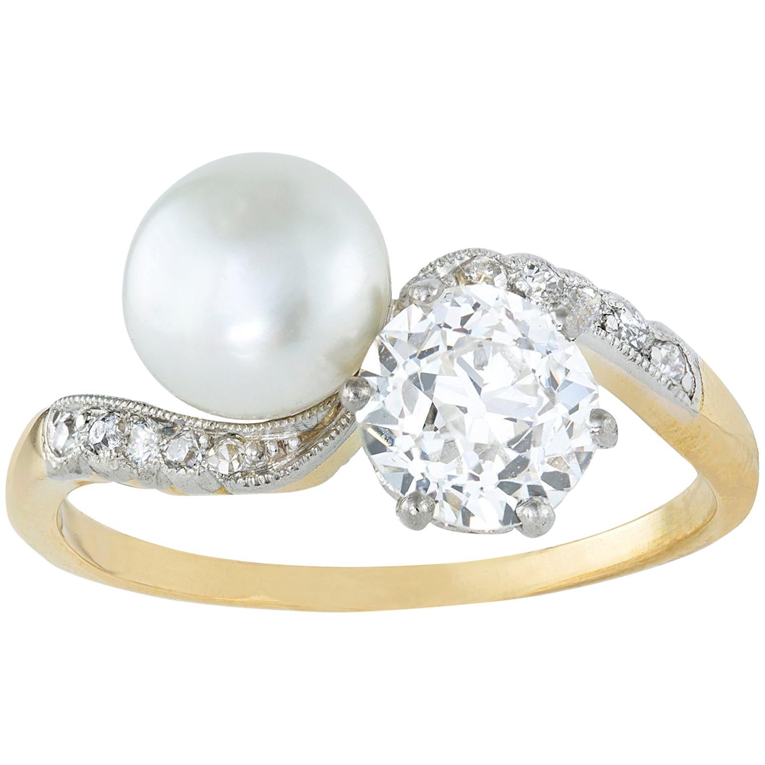 Ring mit naturbelassener Perle und Diamanten über dem Ring im Angebot
