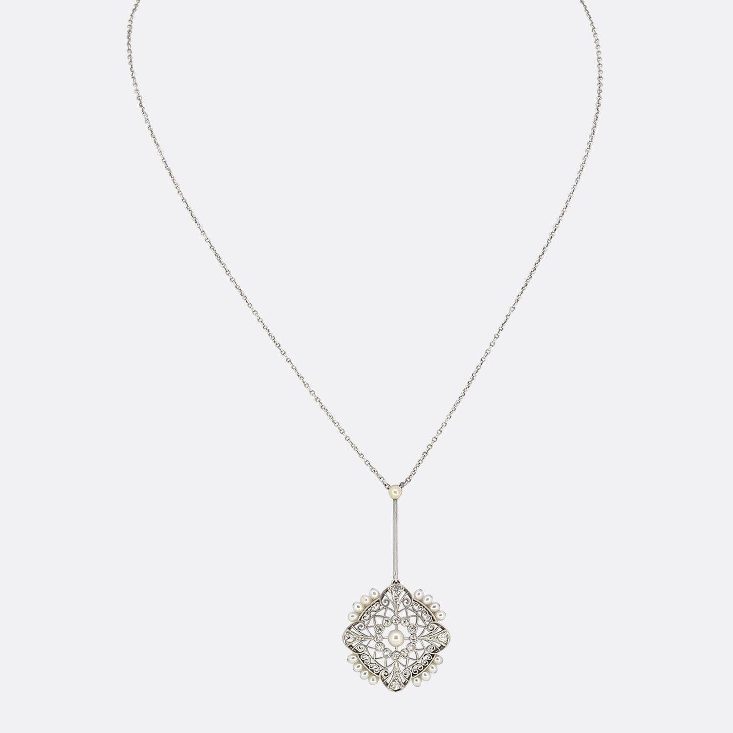 Se trata de un collar eduardiano con colgante de platino. El collar está elaborado en un maravilloso estilo calado y está engastado con diamantes con una perla natural en el centro y otras dieciséis perlas naturales. El collar conduce a una bala de