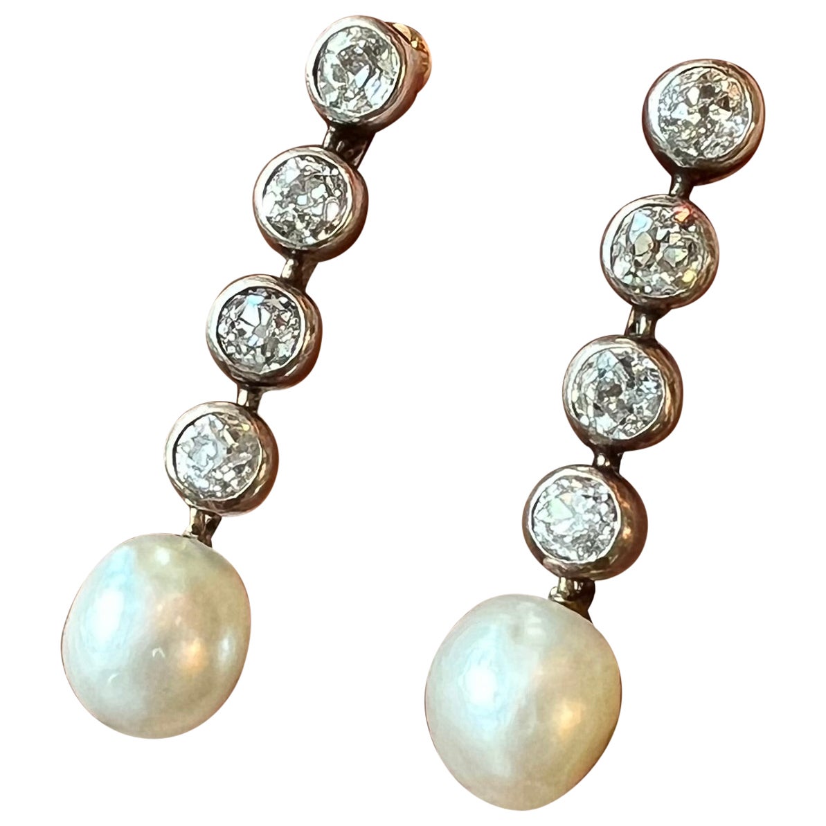 Orecchini pendenti lineari edoardiani con perle naturali e diamanti in oro, CIRCA 1900 in vendita