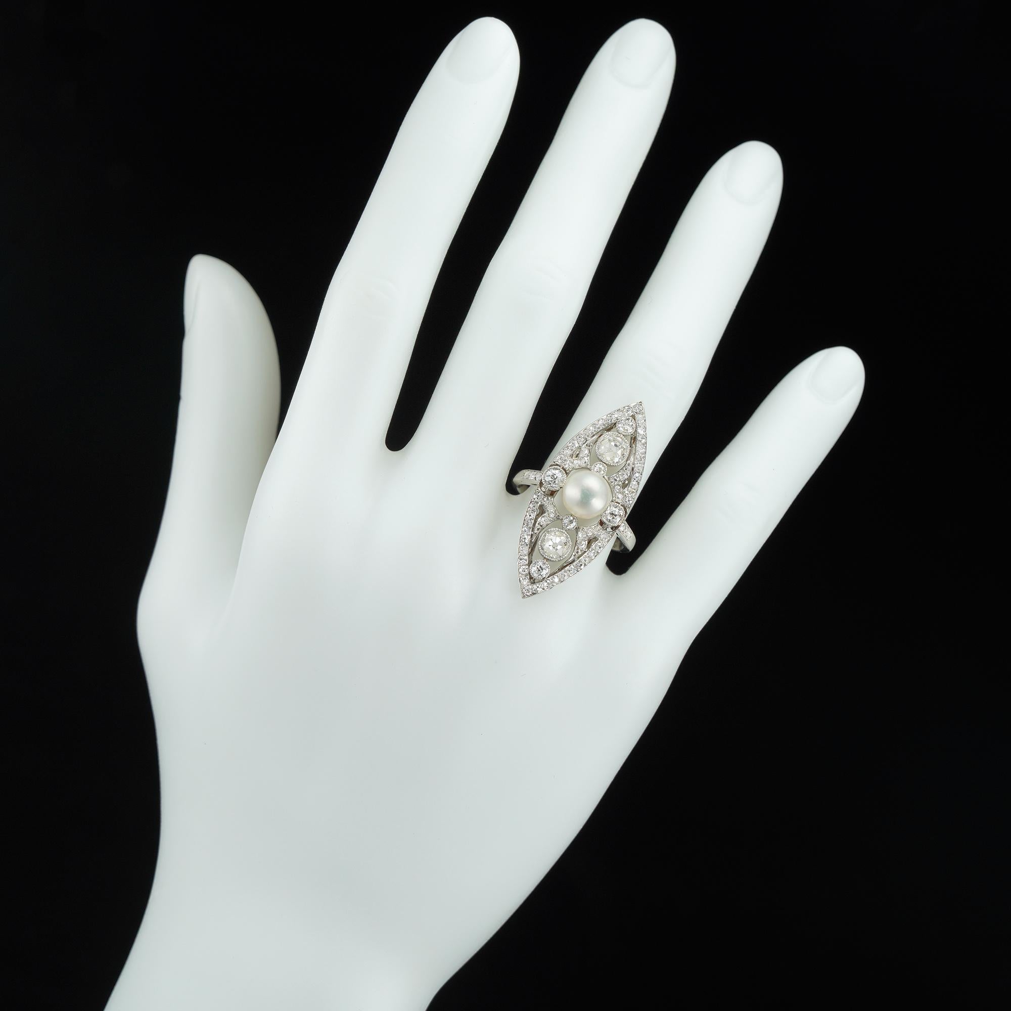 Navetteförmiger Ring aus edwardianischer Naturperle und Diamant im Angebot 1