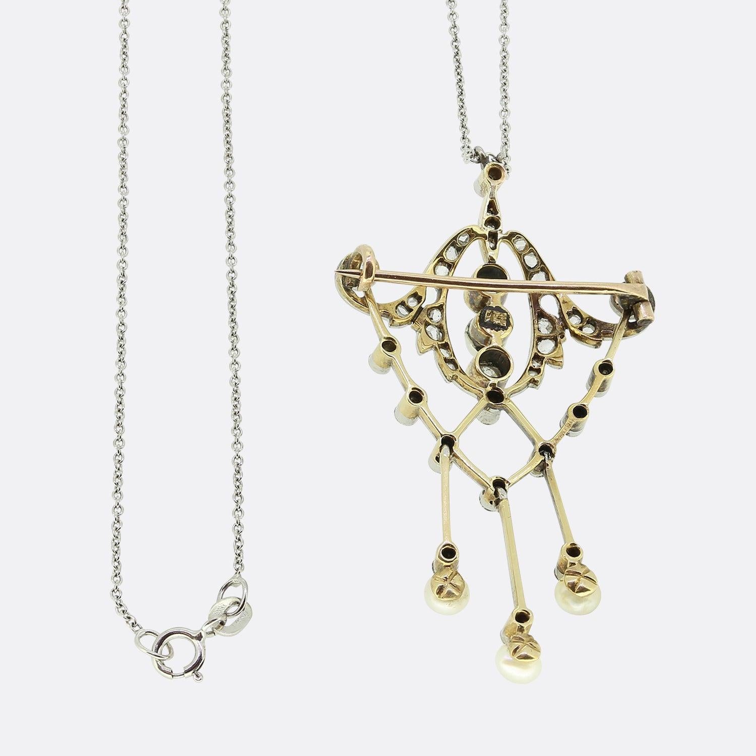 Ecco una raffinata collana edoardiana in platino e oro 18 carati. Il pendente in platino è stato realizzato in un meraviglioso stile traforato, con la cornice che ospita un paio di diamanti taglio vecchio e una singola perla naturale al centro, con