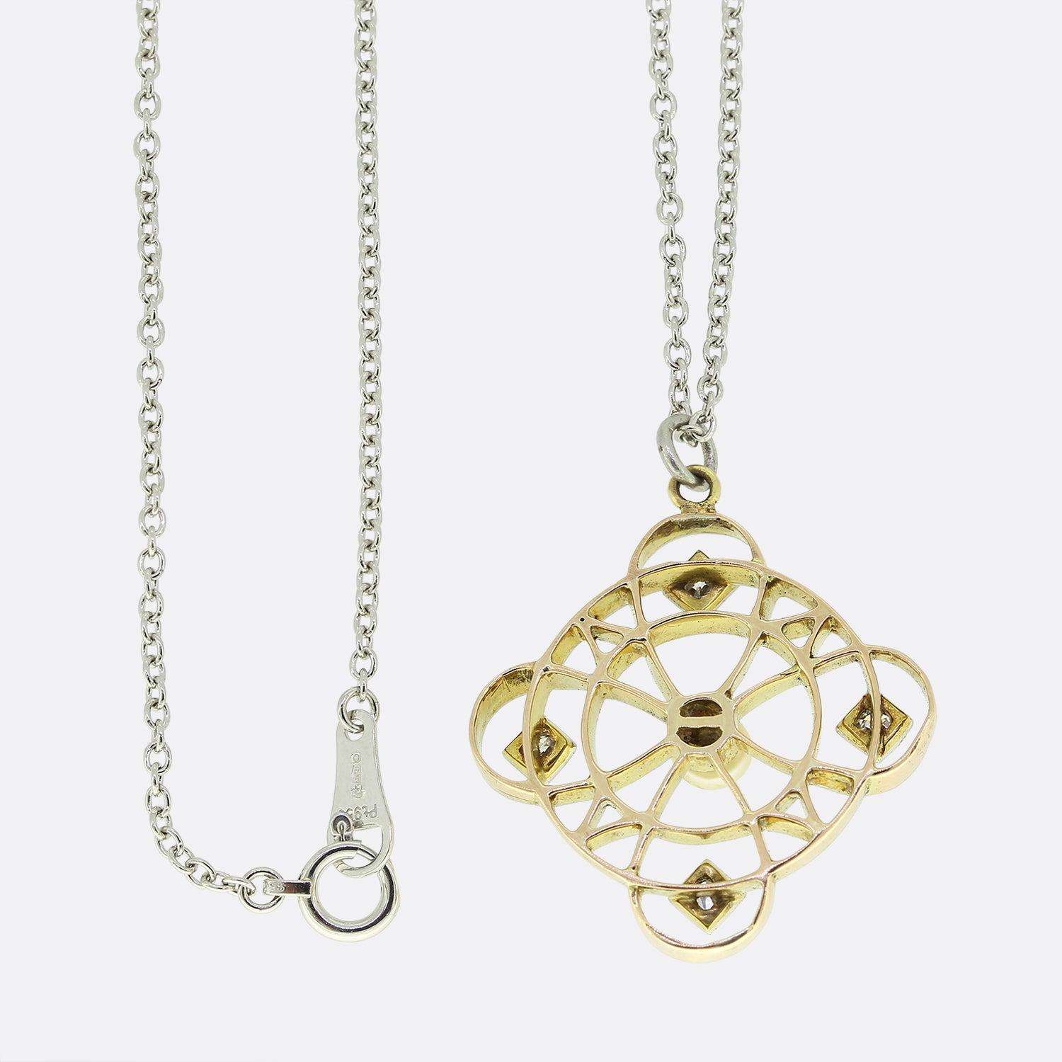 Si tratta di una collana edoardiana con ciondolo in platino. La collana è realizzata in un meraviglioso stile a bersaglio traforato ed è incastonata di diamanti con una perla naturale al centro. La collana è sospesa su una catena di platino con una