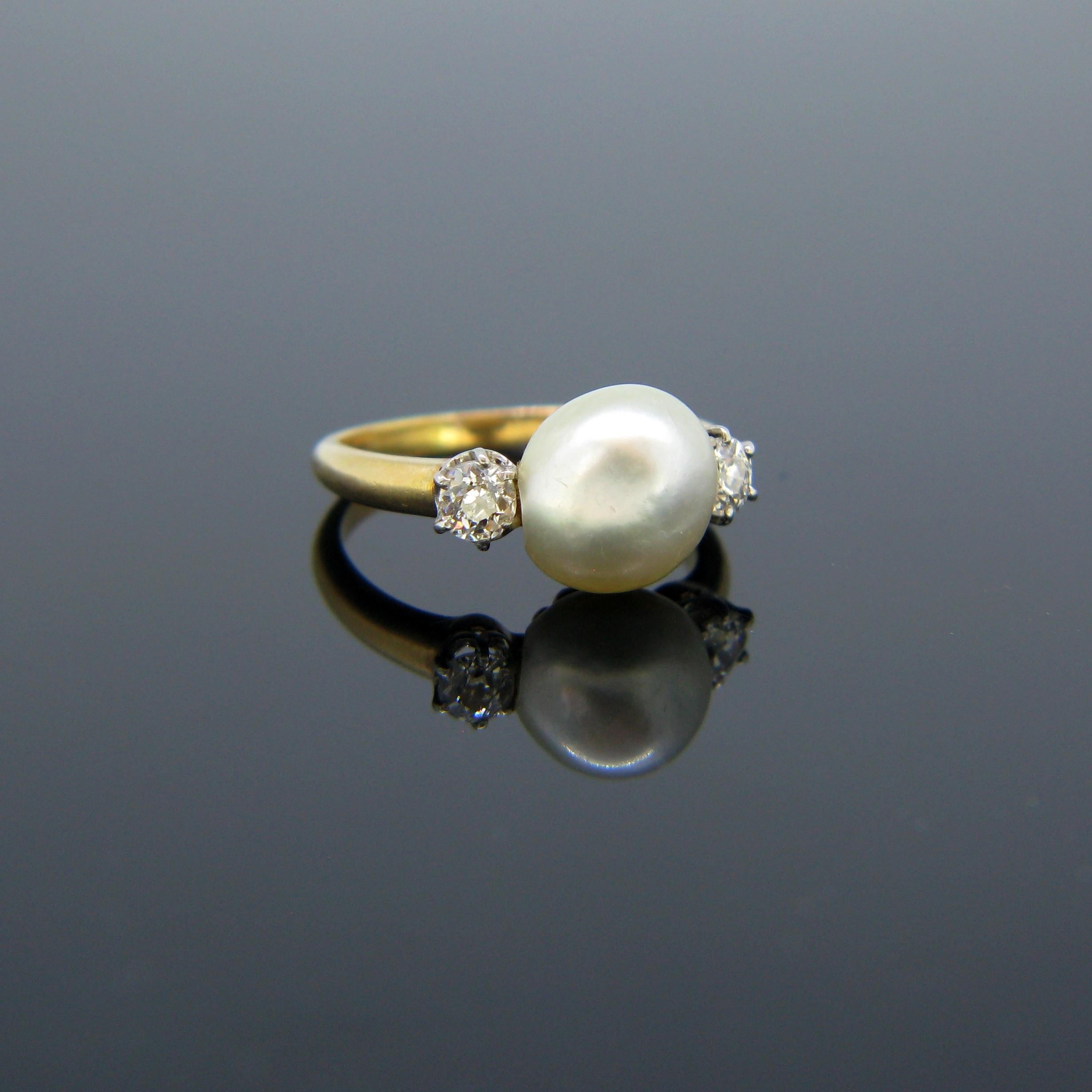 Edwardian Natural Pearl and Diamonds Yellow Gold Platinum Ring In Good Condition In London, GB