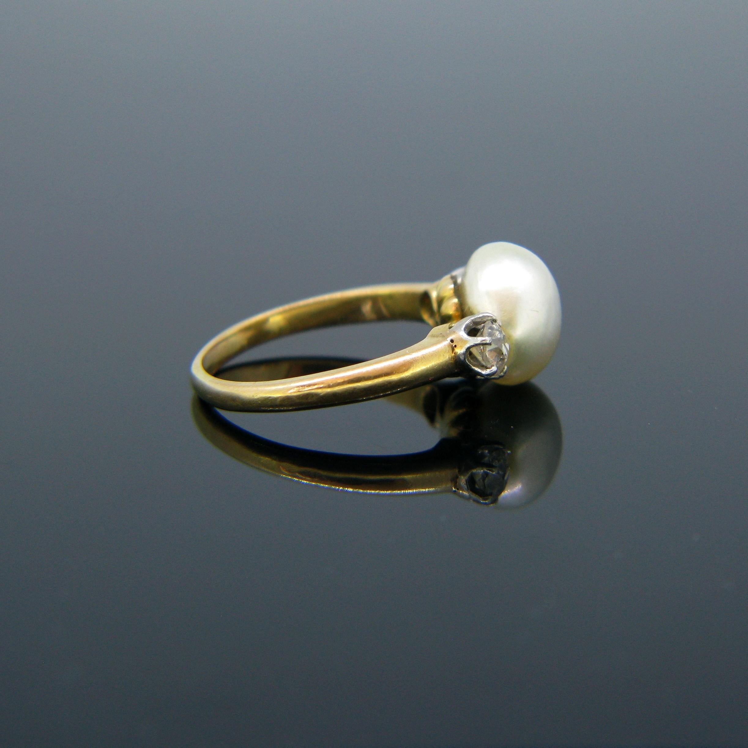 Women's or Men's Edwardian Natural Pearl and Diamonds Yellow Gold Platinum Ring