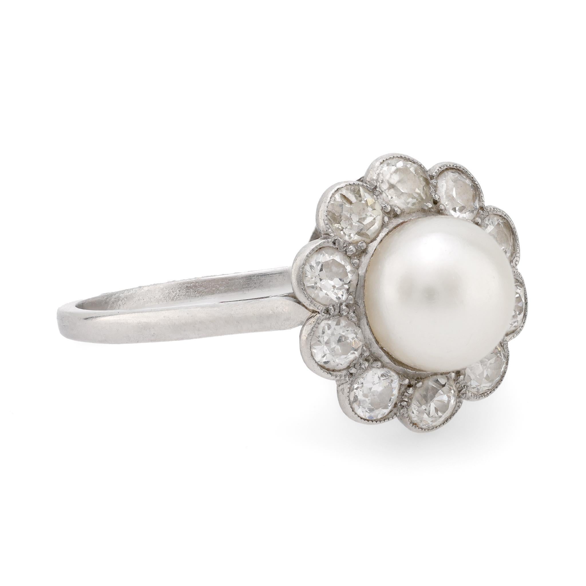 Edwardianischer Cluster-Ring aus Platin mit natürlichem Perlen-Diamant (Alteuropäischer Brillantschliff)
