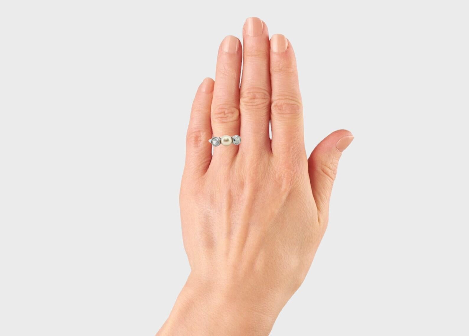 Ring aus Platin mit drei Steinen, edwardianische Naturperle und Diamant im alteuropäischen Schliff (Alteuropäischer Schliff)