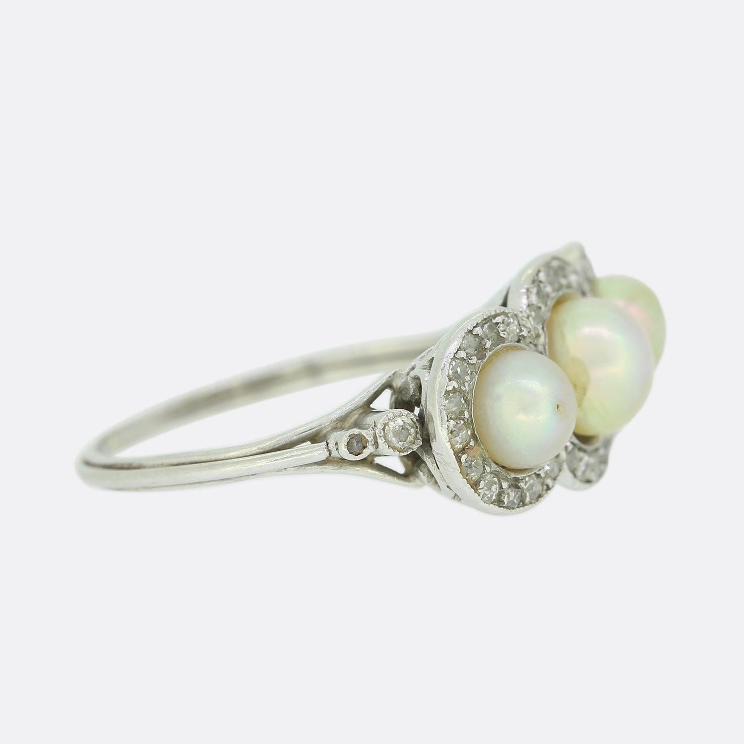Edoardiano Anello edoardiano con tre pietre di perle naturali e diamanti in vendita