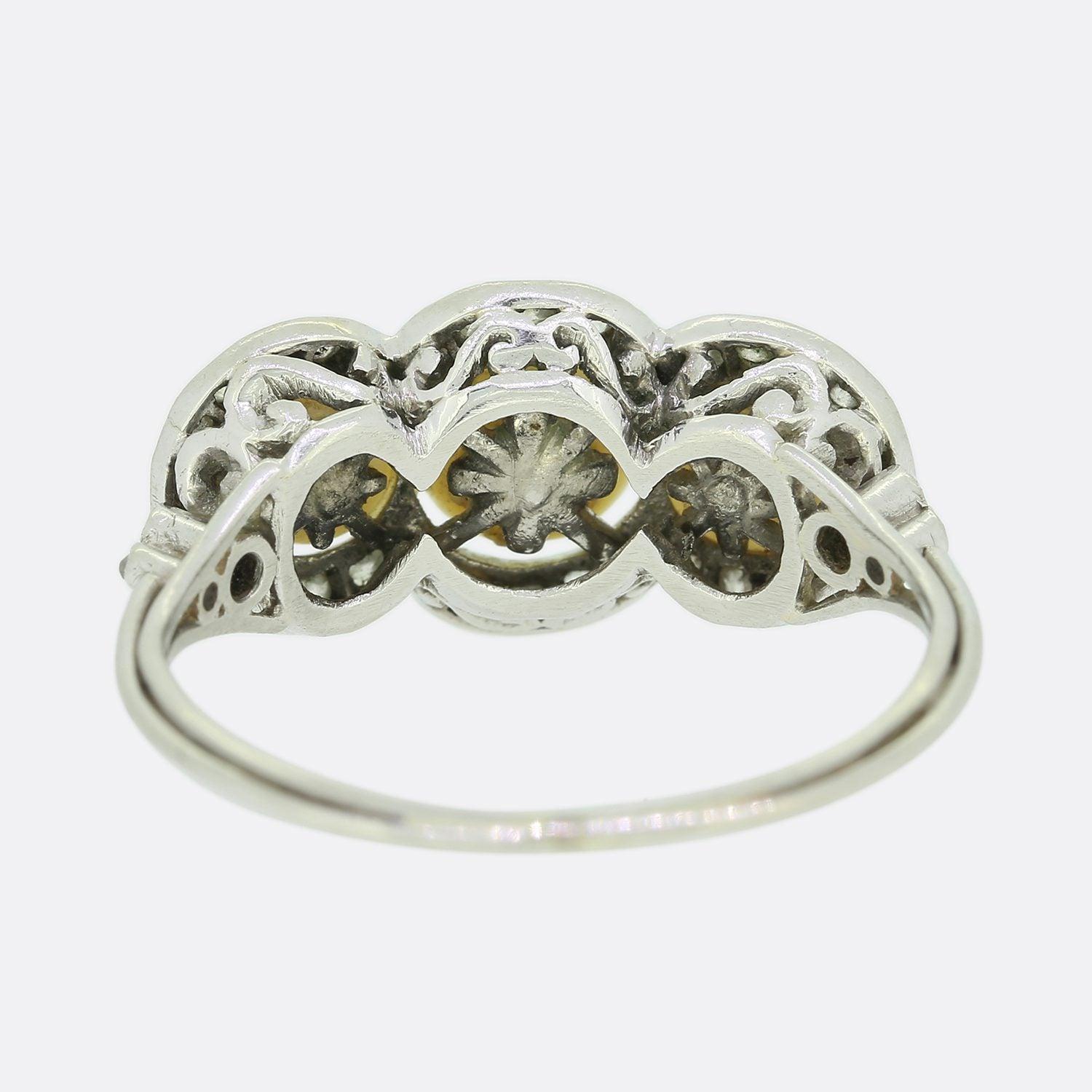 Taglio antico europeo Anello edoardiano con tre pietre di perle naturali e diamanti in vendita
