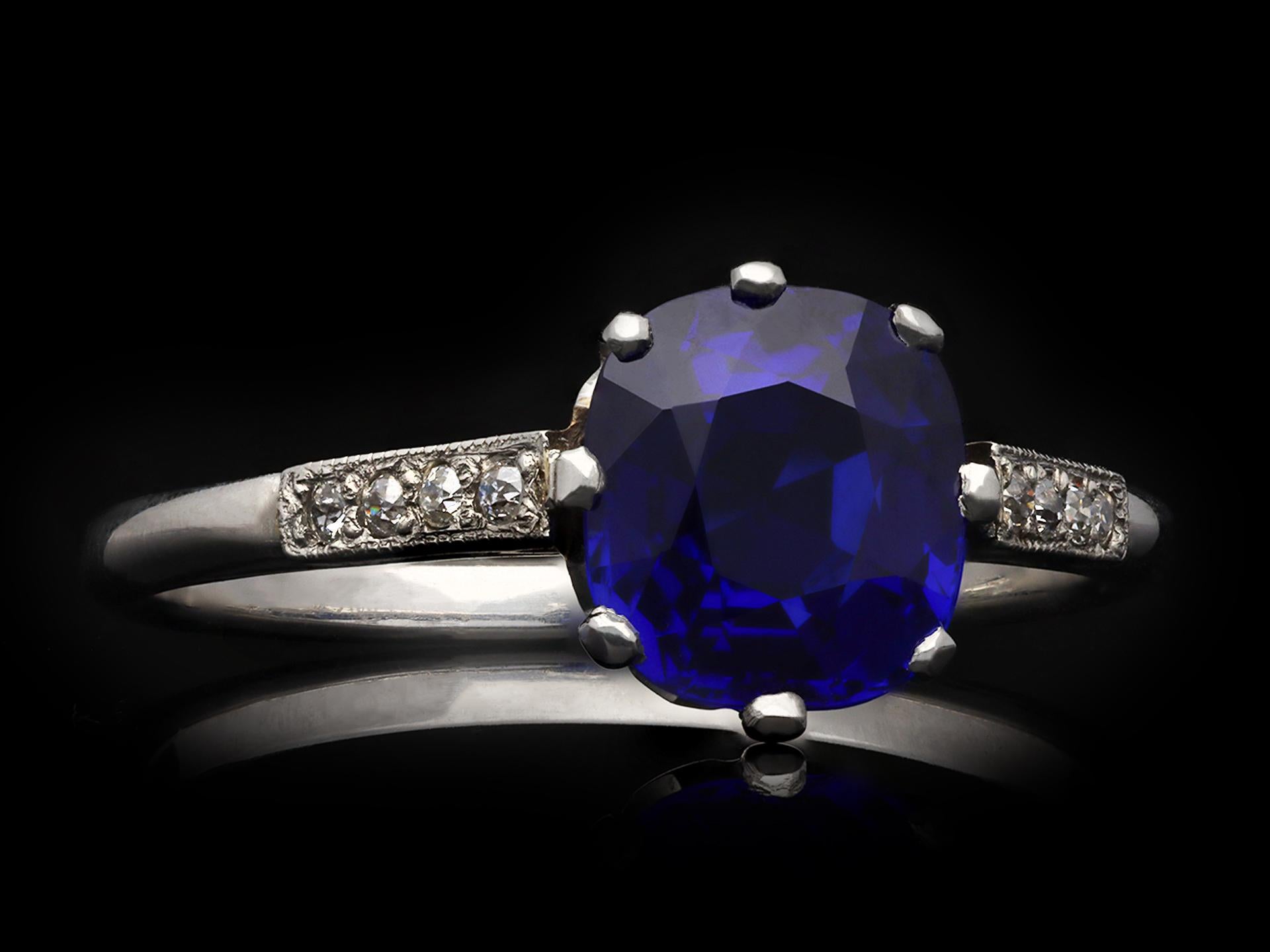 Bague édouardienne saphir du Cachemire bleu royal naturel et diamant en vente 2
