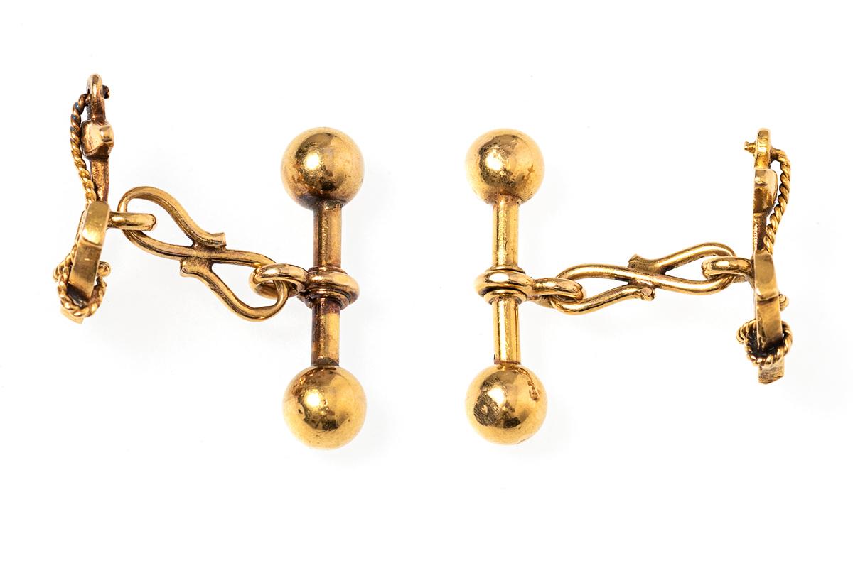 Antique nautical cufflinks in 15 carat yellow gold with an anchor and rope design. Figure of eight link with a bar in the shape of a dumbbell connection.
Measures 17mm in height.
Antique piece over 100 years old.
Edwardian, early 20th century,