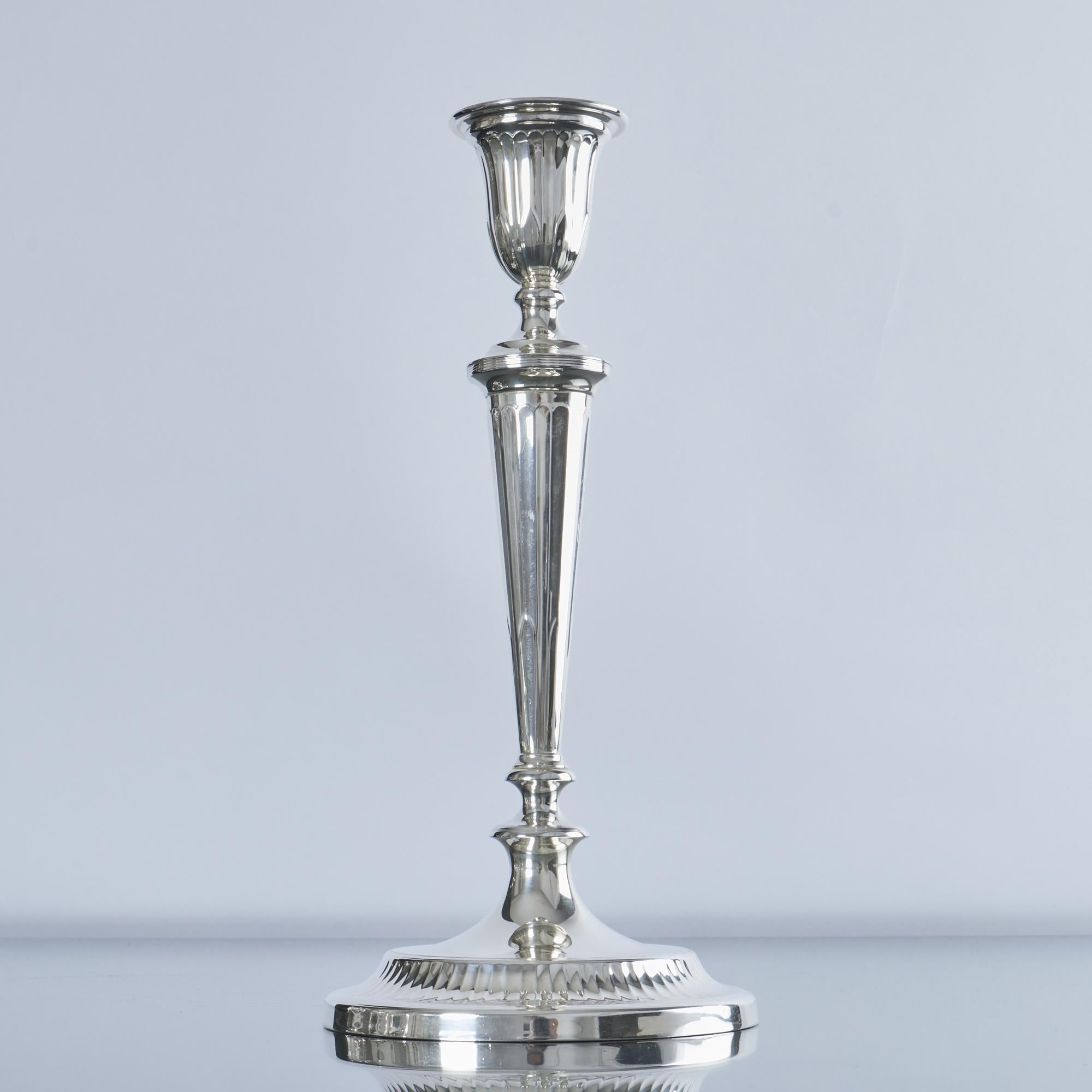 Coppia di candelabri d'argento a 2 bracci e 3 luci in stile neoclassico in vendita 4