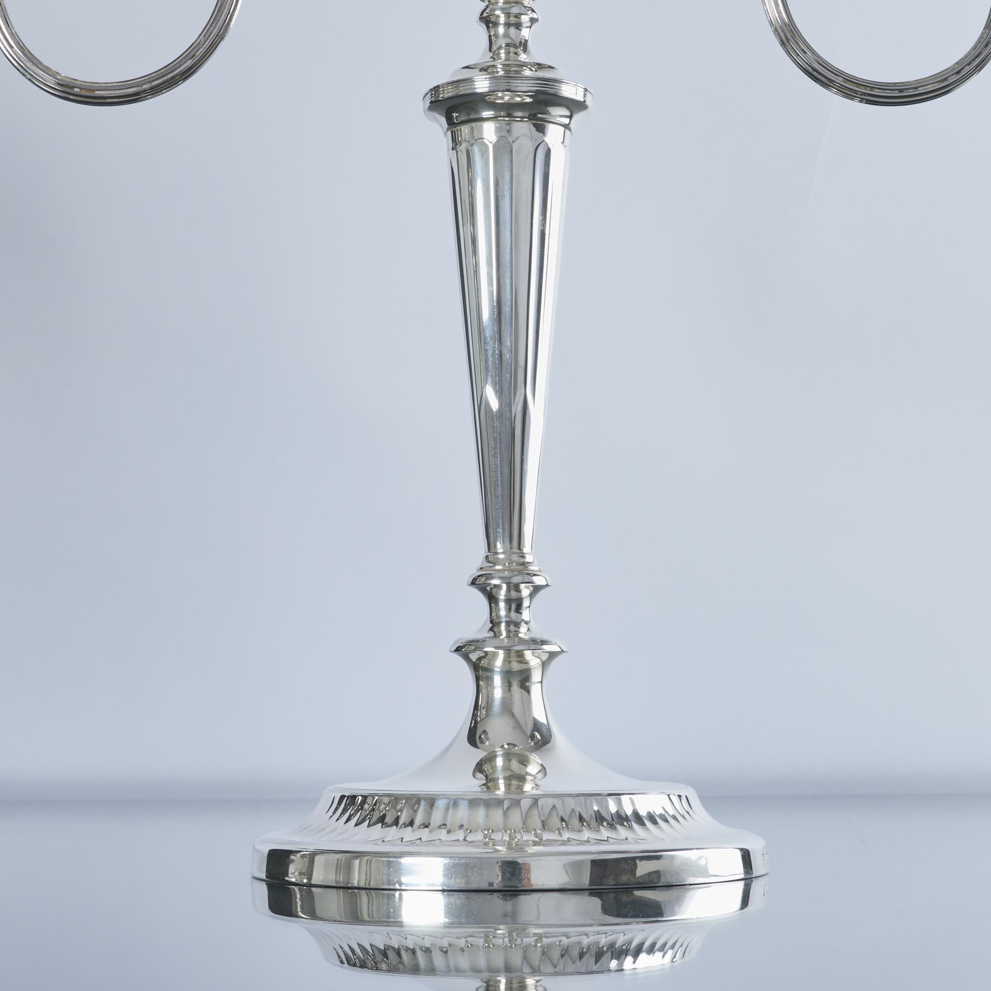 Coppia di candelabri d'argento a 2 bracci e 3 luci in stile neoclassico in vendita 5
