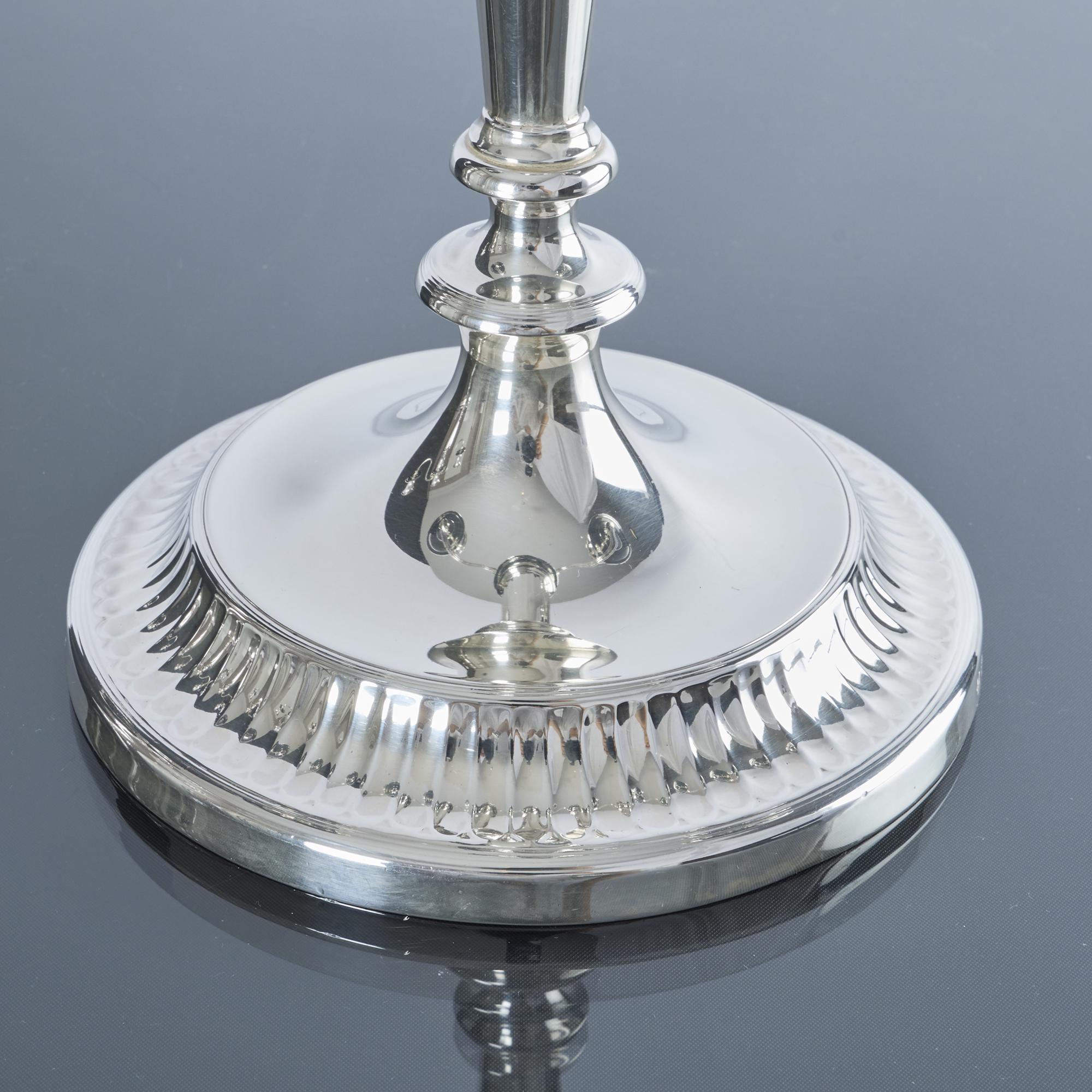 Coppia di candelabri d'argento a 2 bracci e 3 luci in stile neoclassico in vendita 7