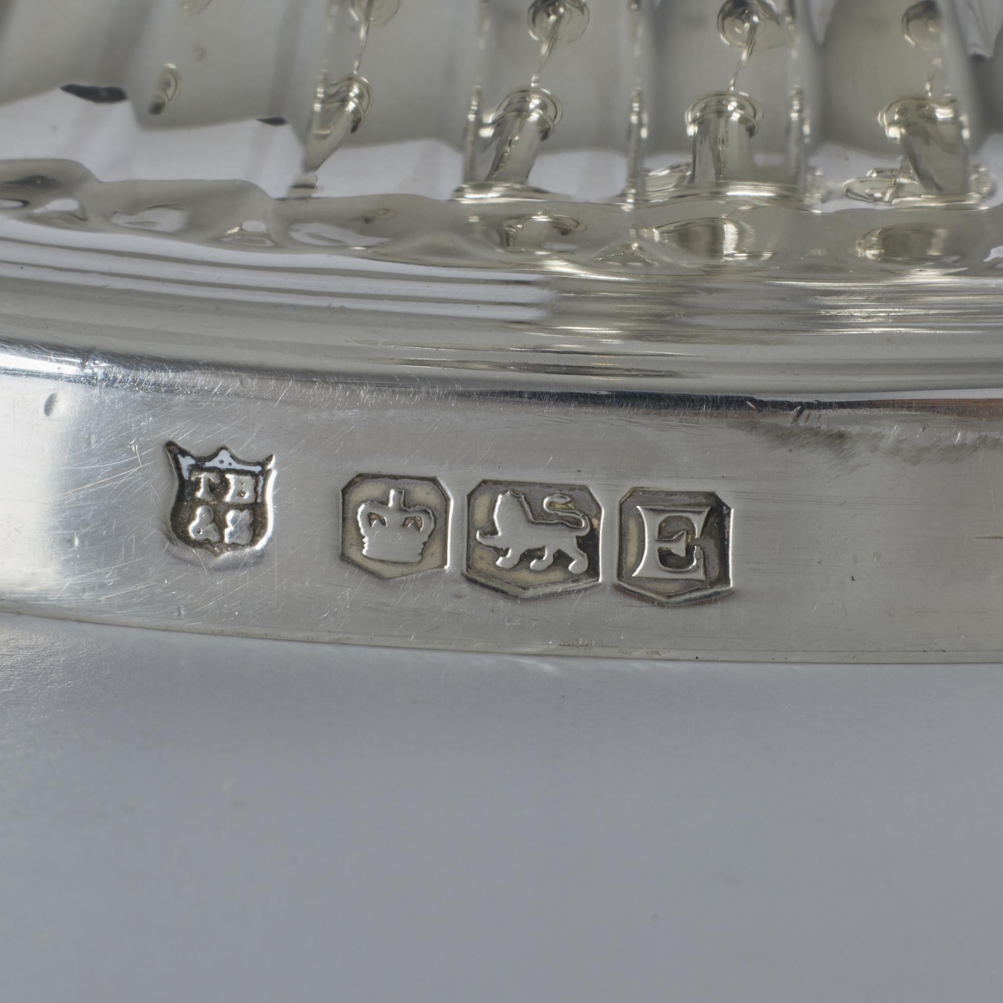 Coppia di candelabri d'argento a 2 bracci e 3 luci in stile neoclassico in vendita 8