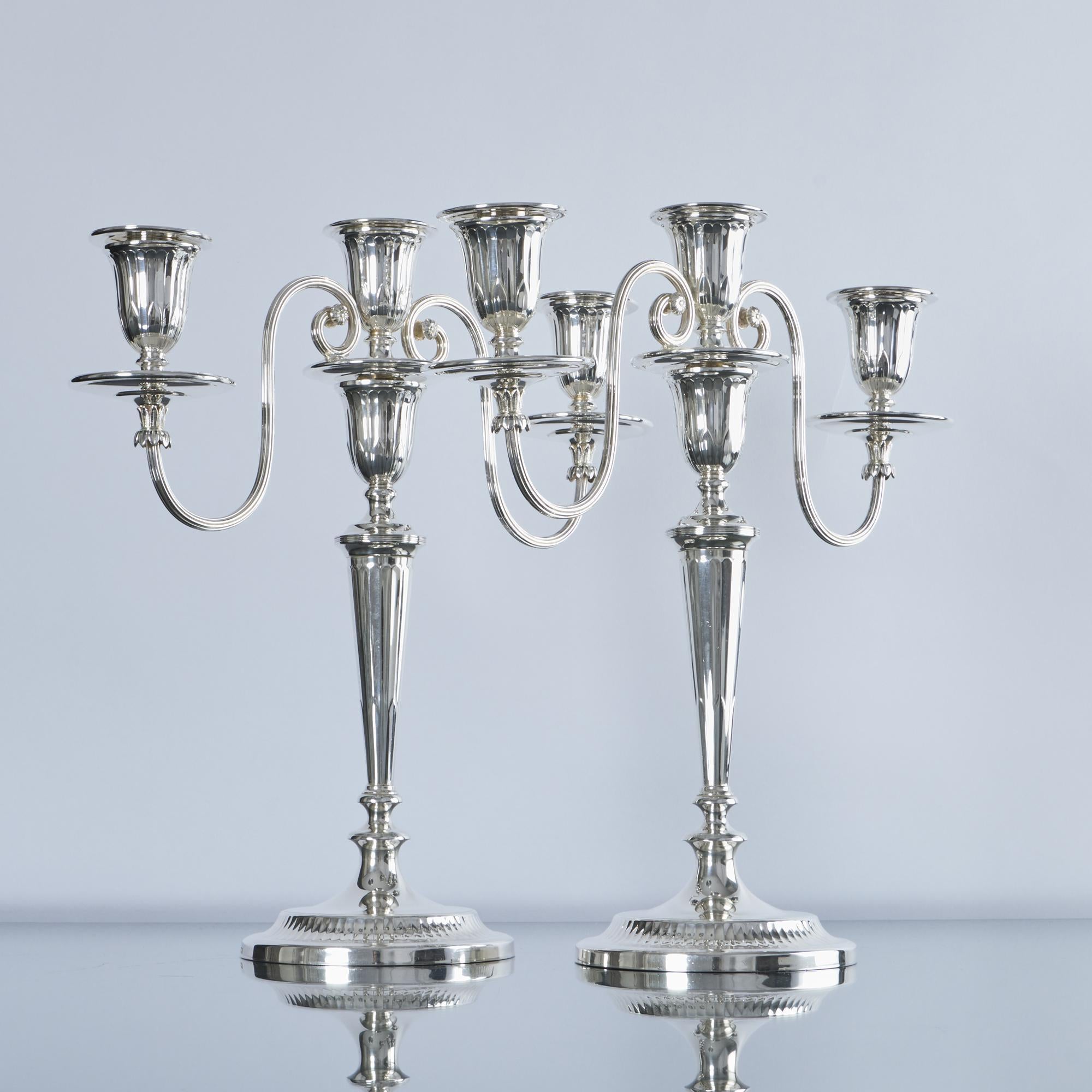 Ottima coppia di eleganti candelabri d'argento neoclassici a due rami e tre luci in stile Adams. I Branch sono staccabili, in modo da poter utilizzare i candelieri separatamente, e anche le gocce di cera o i beccucci sono staccabili, per facilitarne