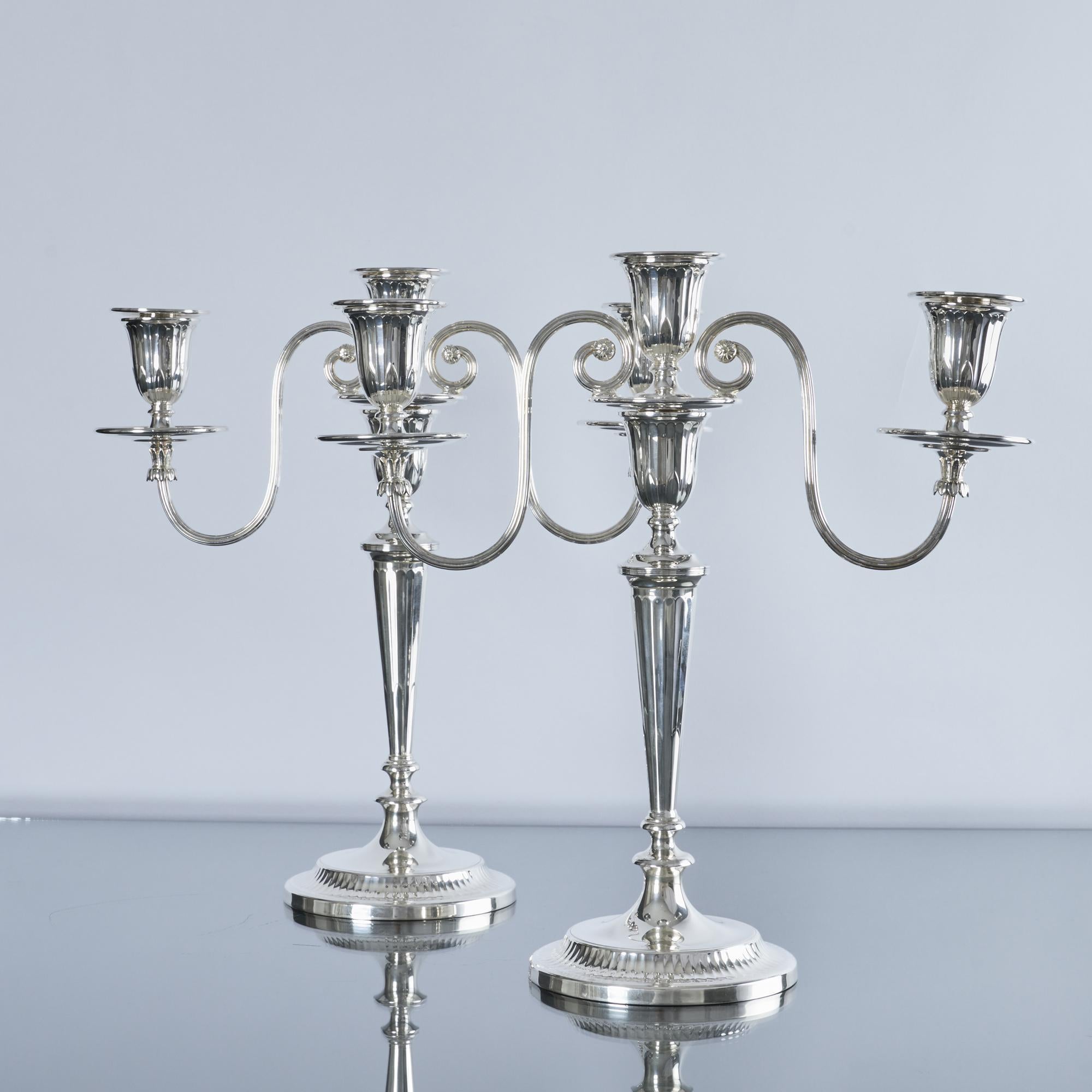 Neoclassico Coppia di candelabri d'argento a 2 bracci e 3 luci in stile neoclassico in vendita