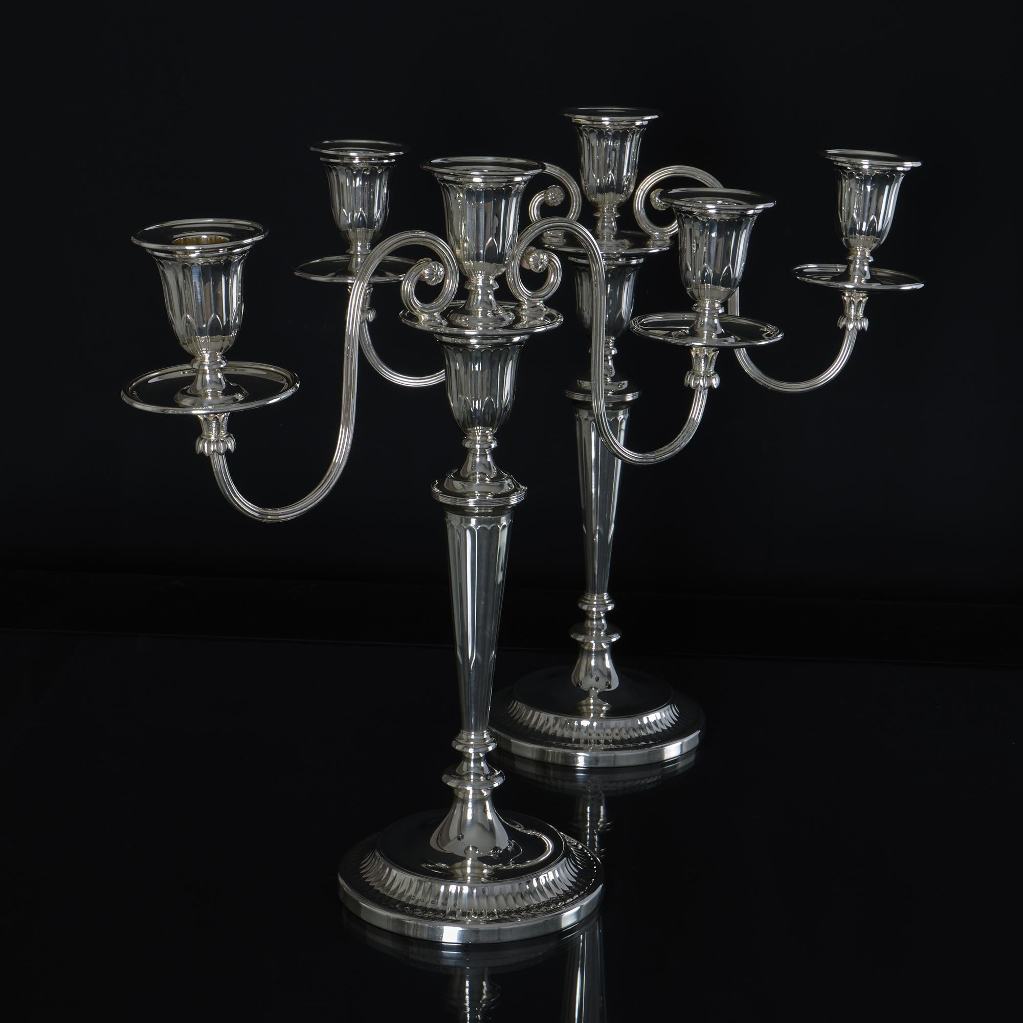 Britannico Coppia di candelabri d'argento a 2 bracci e 3 luci in stile neoclassico in vendita