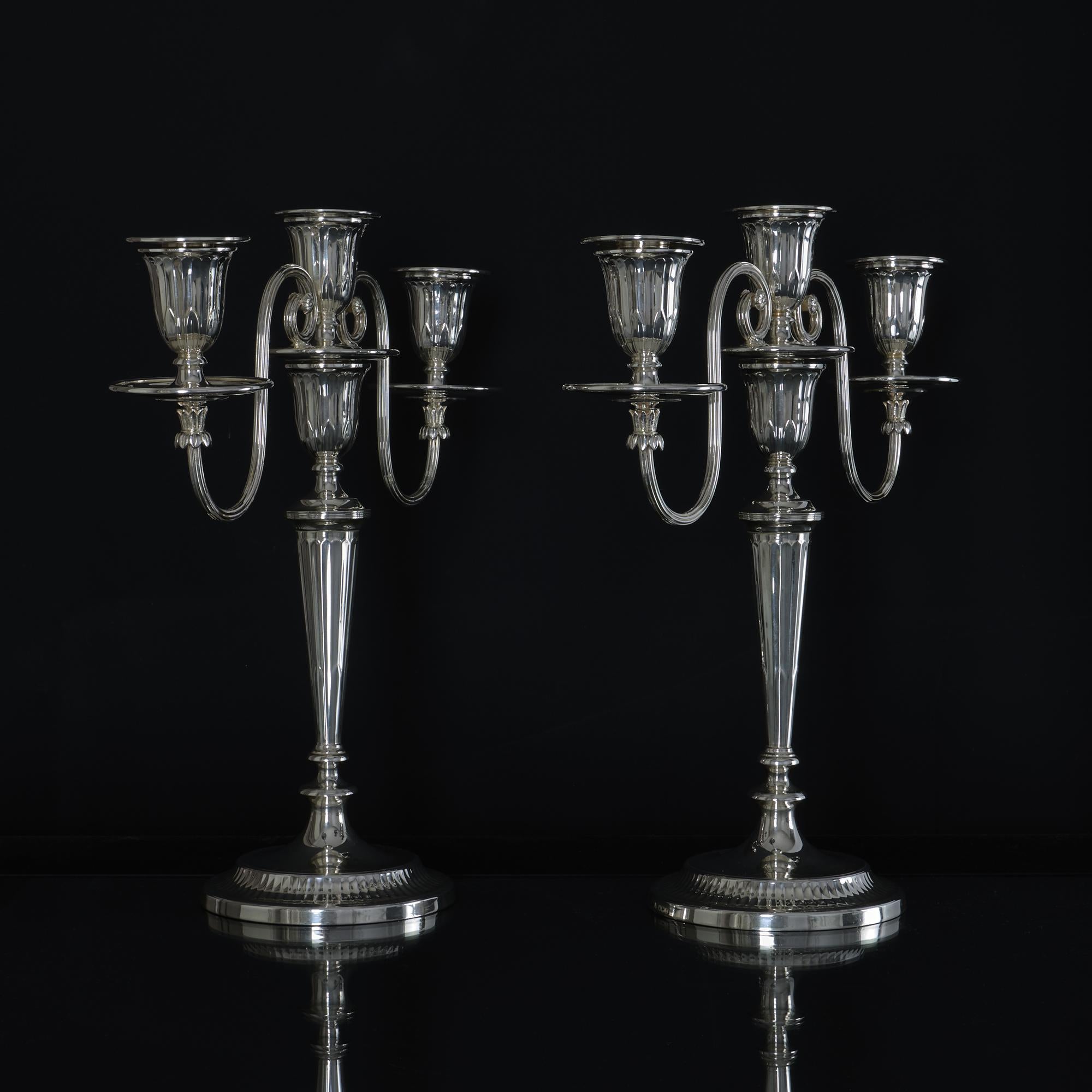 Pair of 2-branch 3-light neoclassical-style silver candelabra In Good Condition For Sale In London, GB