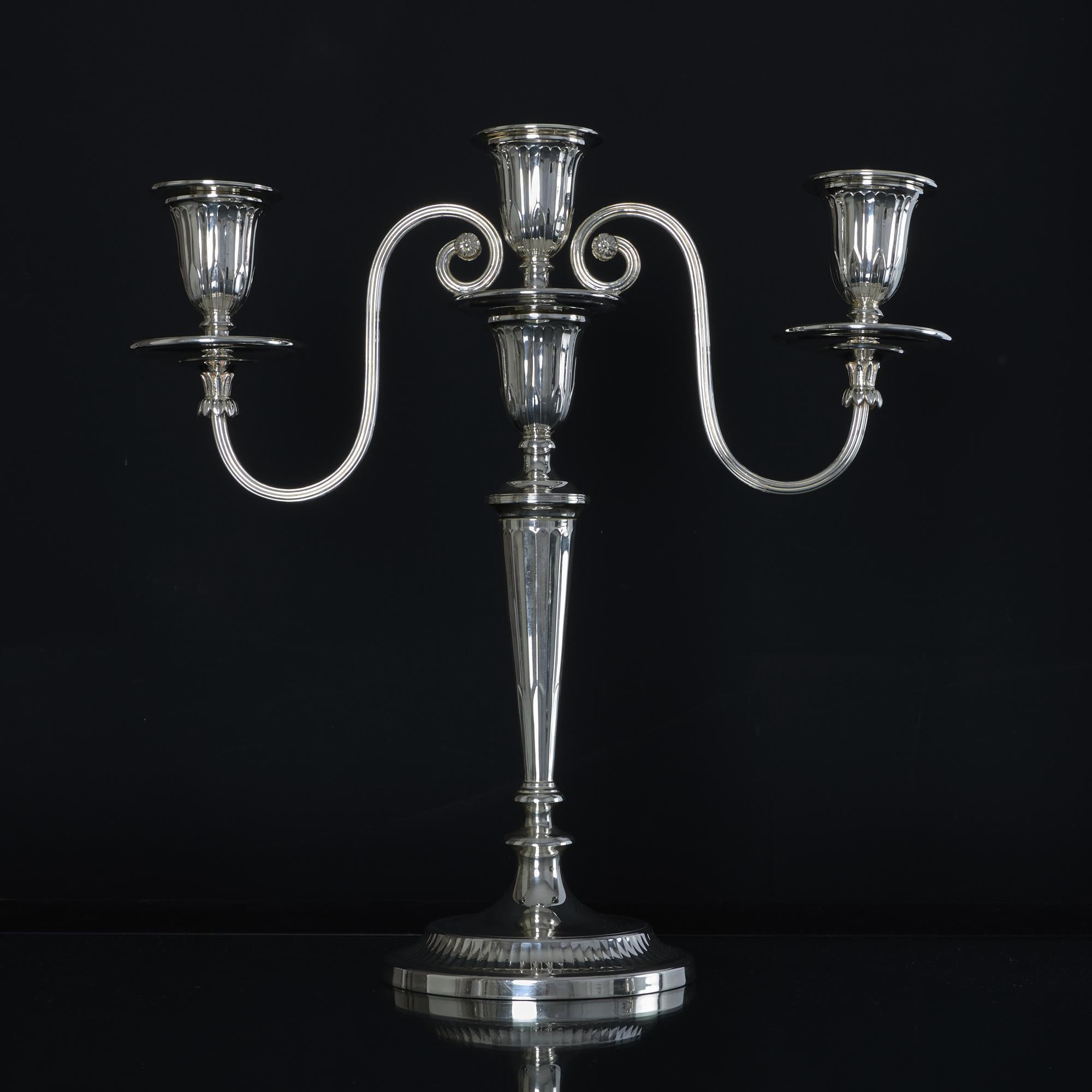 XX secolo Coppia di candelabri d'argento a 2 bracci e 3 luci in stile neoclassico in vendita