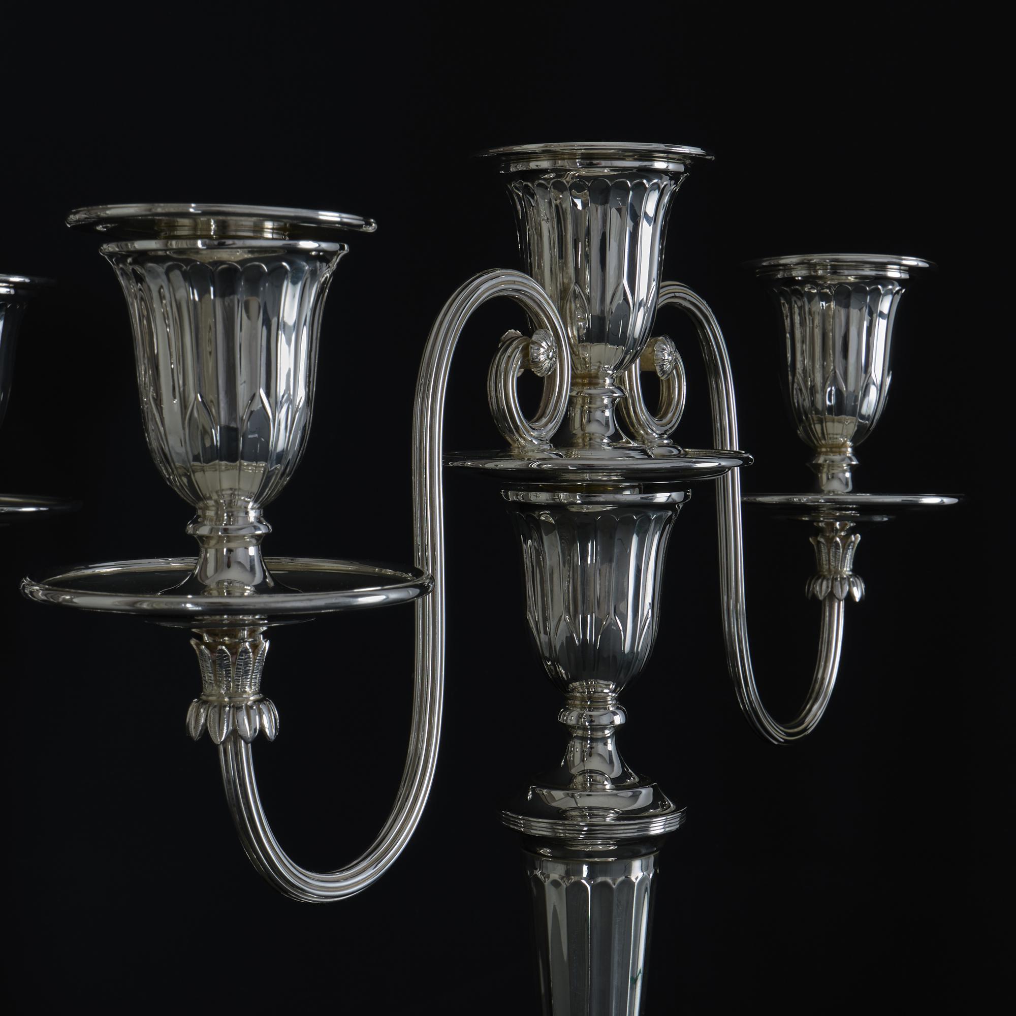 Argento 925 Coppia di candelabri d'argento a 2 bracci e 3 luci in stile neoclassico in vendita