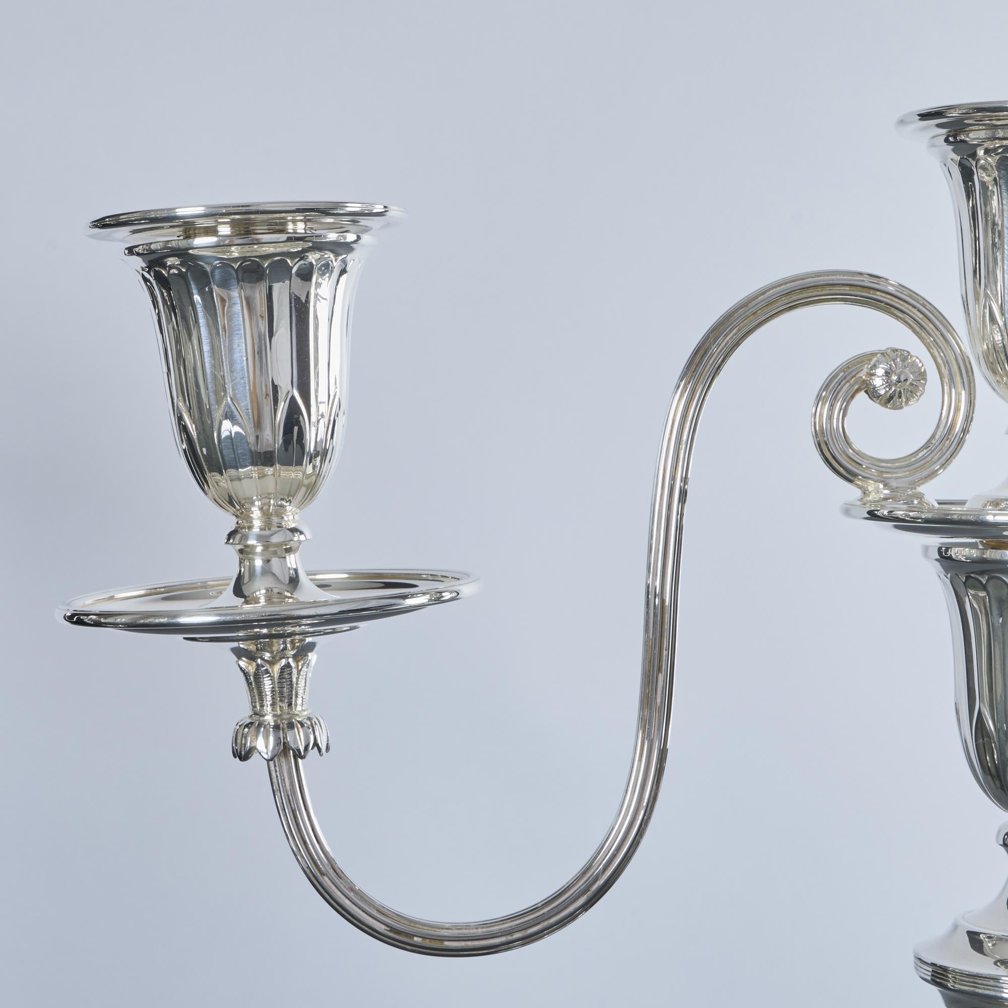 Coppia di candelabri d'argento a 2 bracci e 3 luci in stile neoclassico in vendita 2