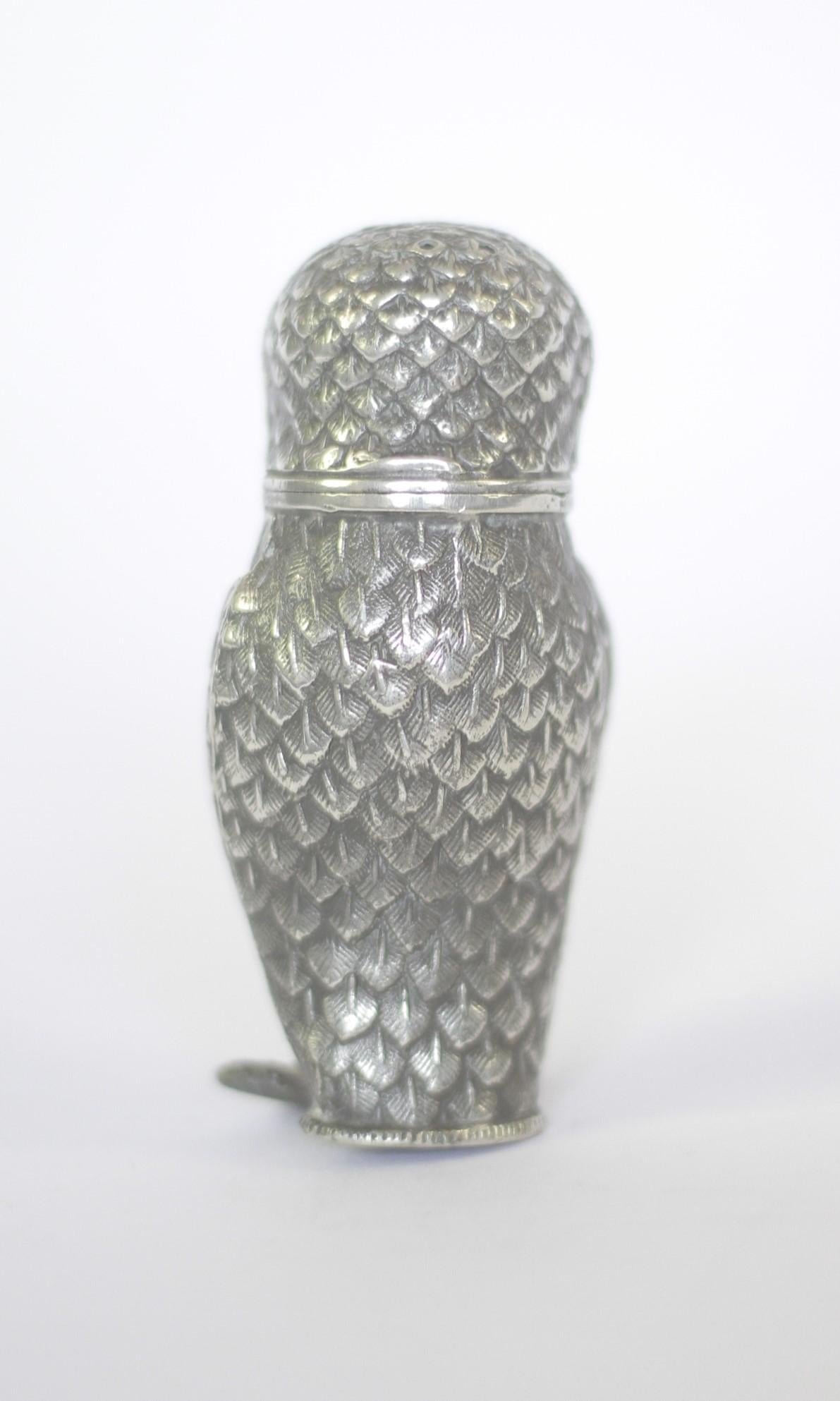 Edwardian Novelty Owl Silver Plated Pepper pot
Good detailed casting.  on feathers
Glass eyes. screw on head
good original condition
