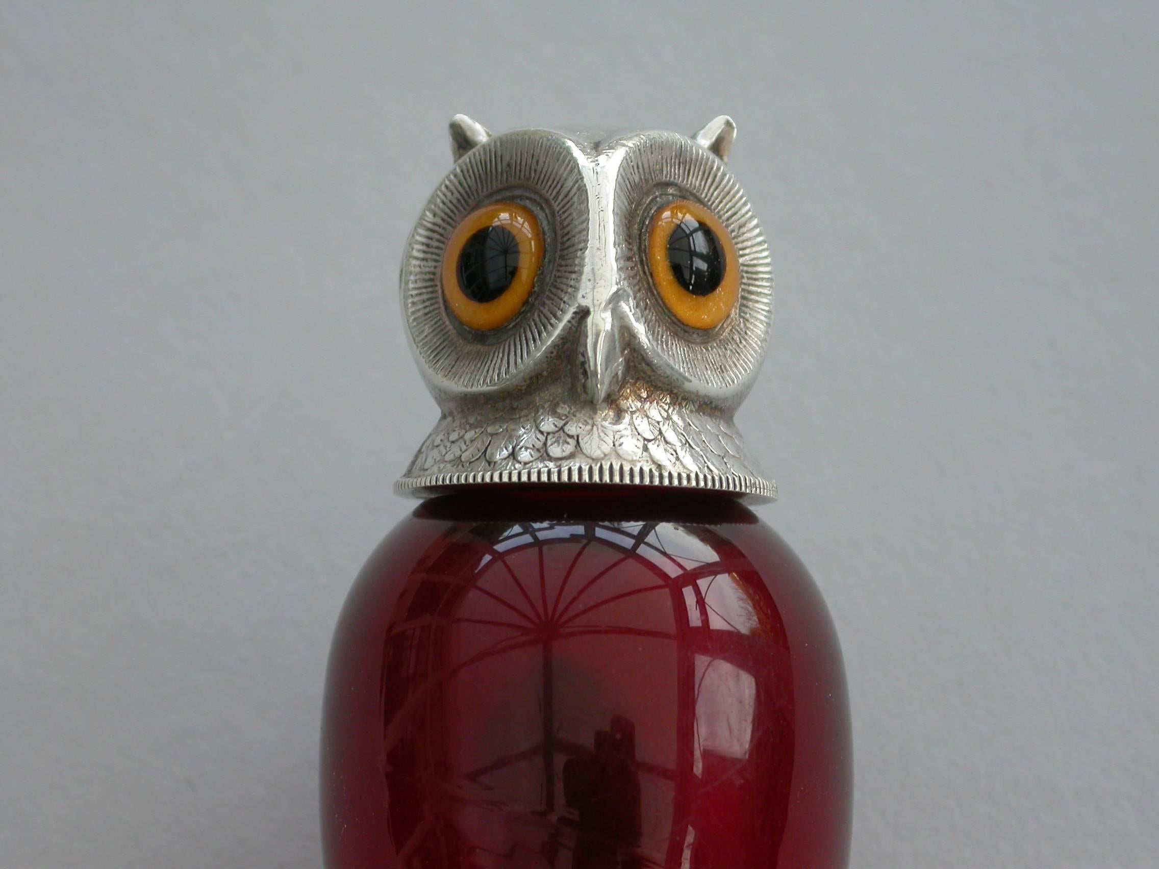 Edwardian Novelty Silver Mounted Red Glass Owls Head Scent Bottle S Mordan, 1904 In Good Condition In Sittingbourne, Kent