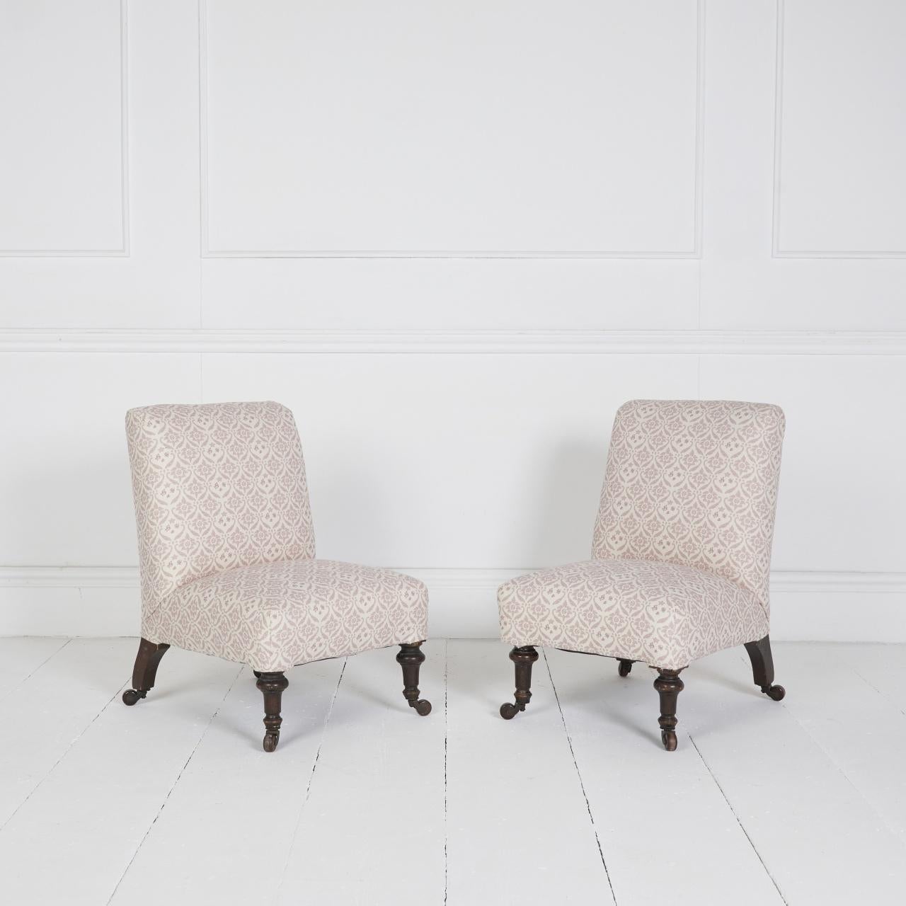 Petite paire de chaises d'allaitement édouardiennes recouvertes de coutil rose pâle organique H&S

Convient à la chambre d'enfant, à la chambre d'allaitement, etc.

Dimensions : H 24″  W 16″ D 19″ SD 13″

Angleterre Circa 1900

Ref MS195

Service