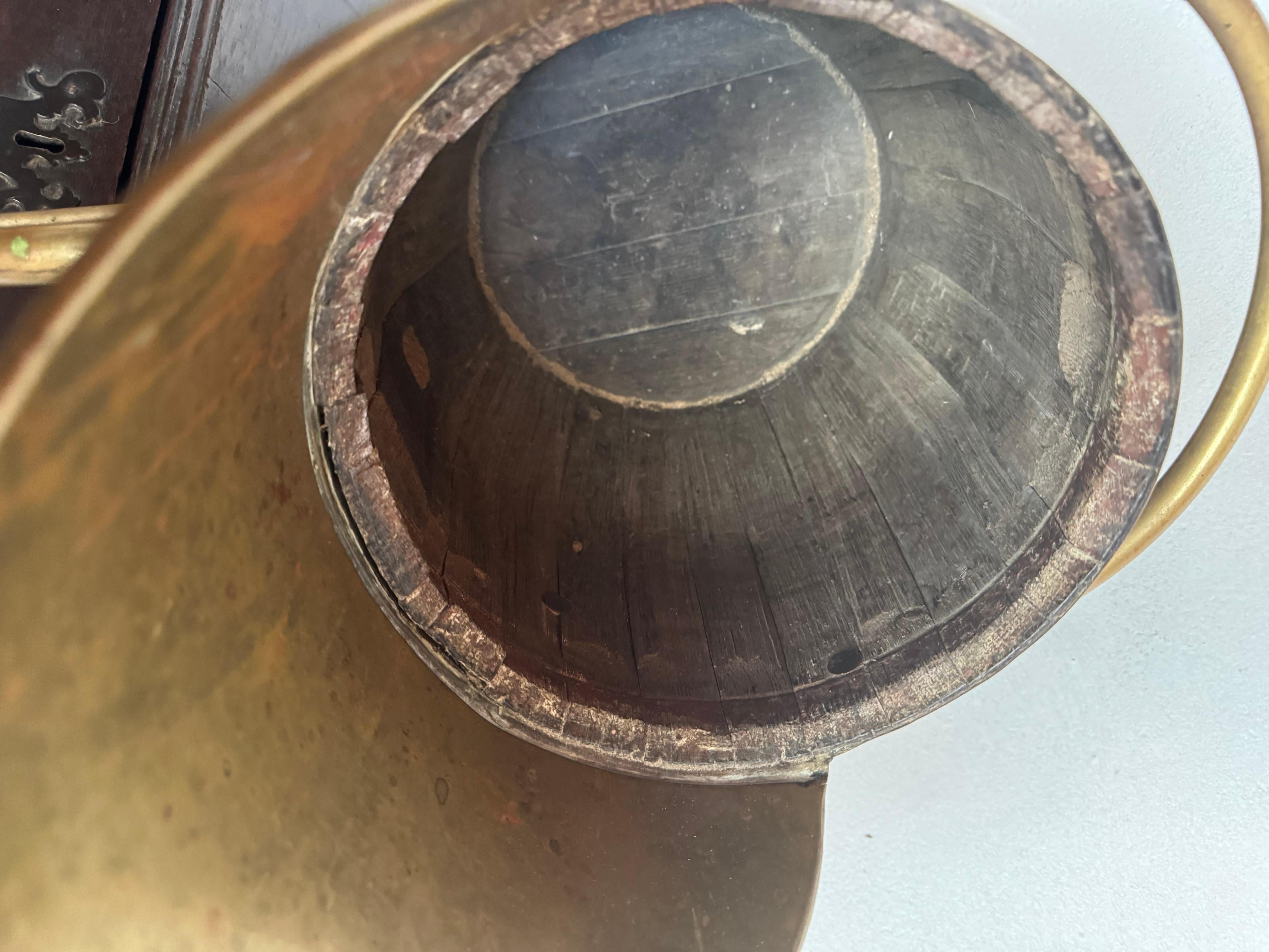 Edwardian oak and brass fireside brass bound bucket wood/coal carrier In Good Condition For Sale In London, GB