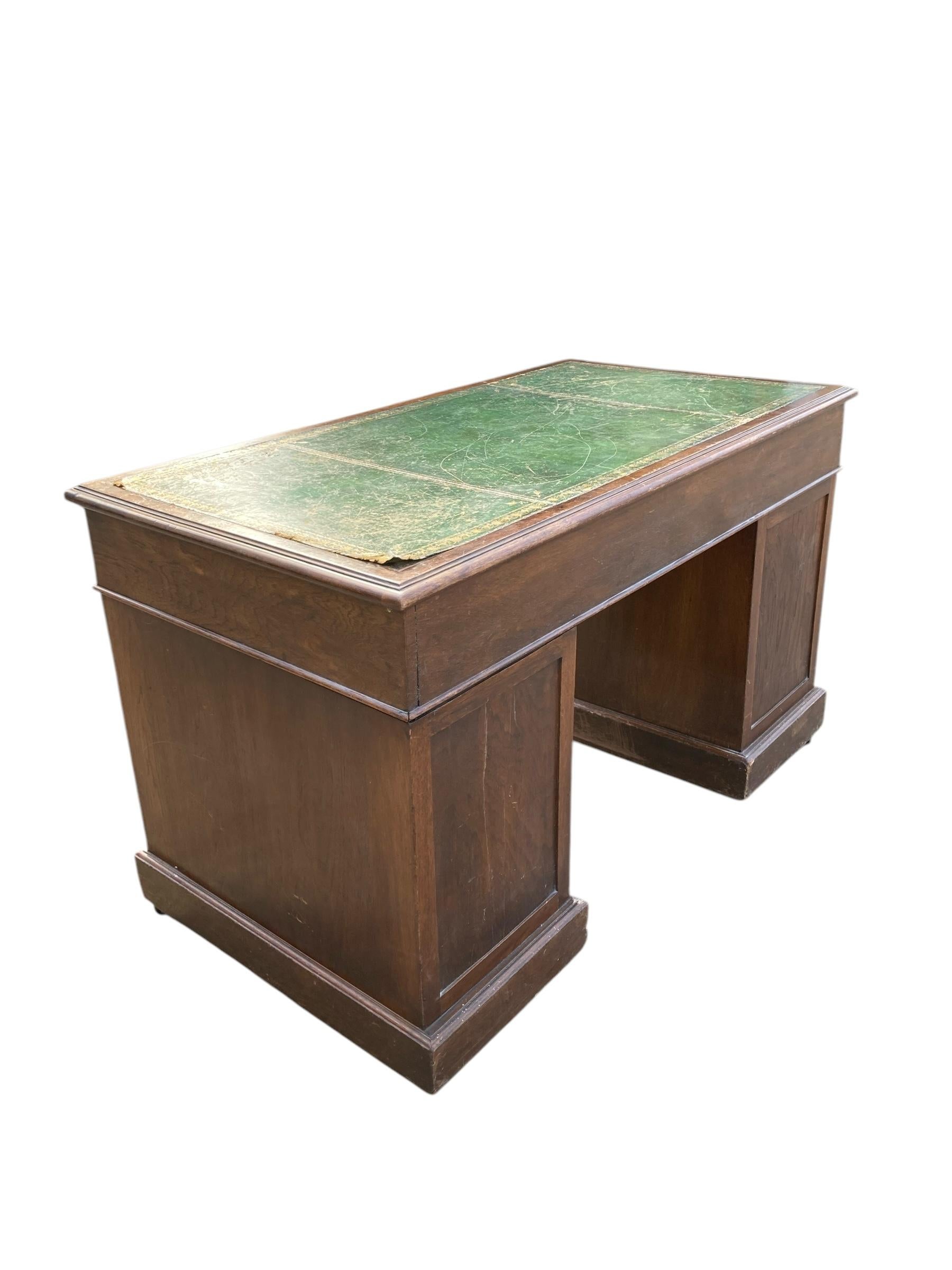 Scrivania con piedistallo a ginocchio in Oak e pelle di epoca edoardiana Circa 1900 in vendita 3