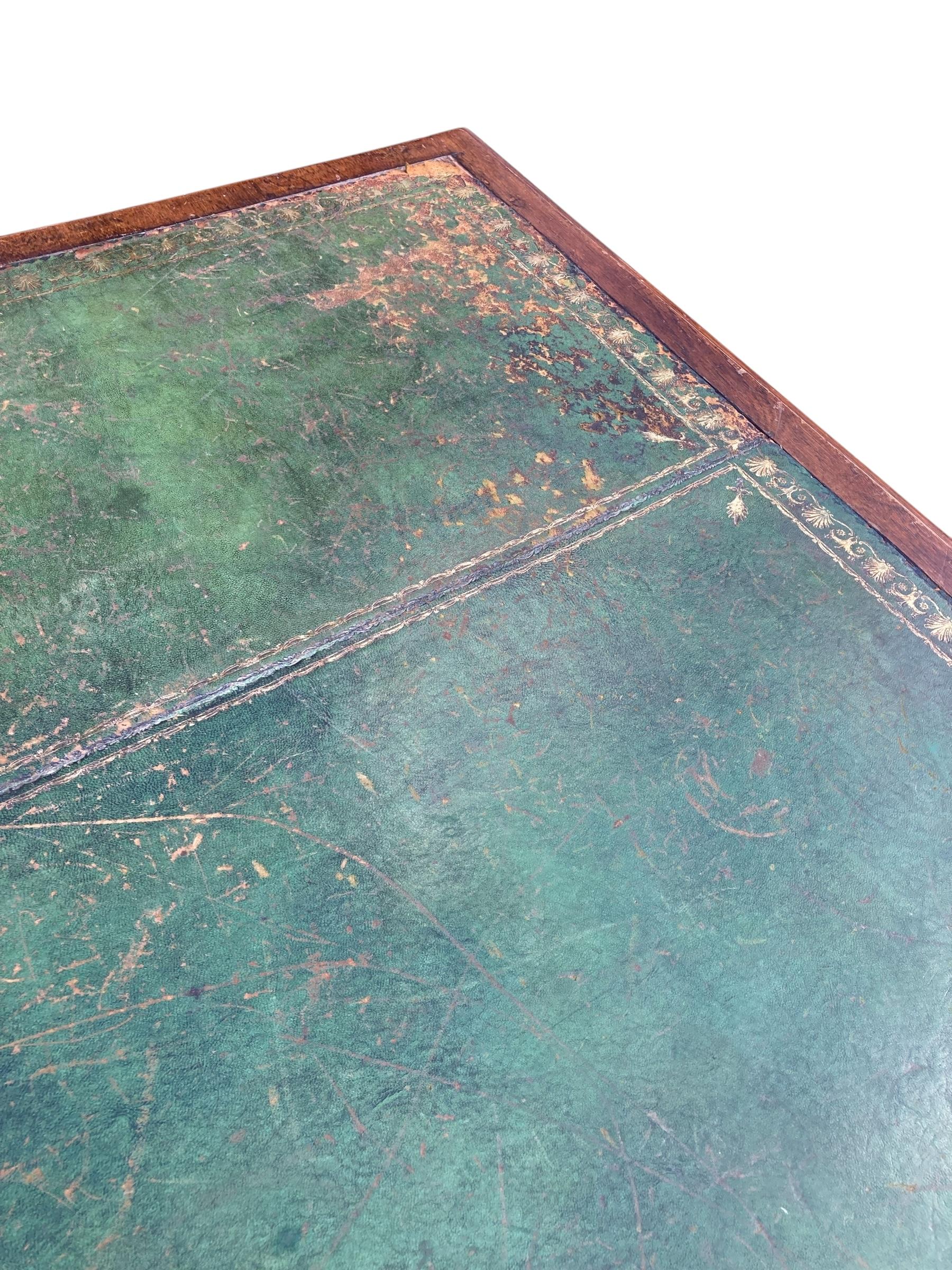 Scrivania con piedistallo a ginocchio in Oak e pelle di epoca edoardiana Circa 1900 in vendita 5