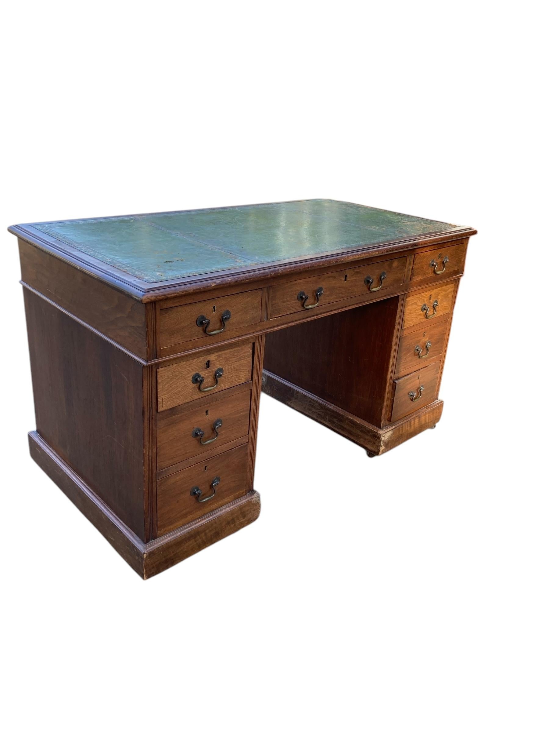 Scrivania con piedistallo a ginocchio in Oak e pelle di epoca edoardiana Circa 1900 in vendita 6