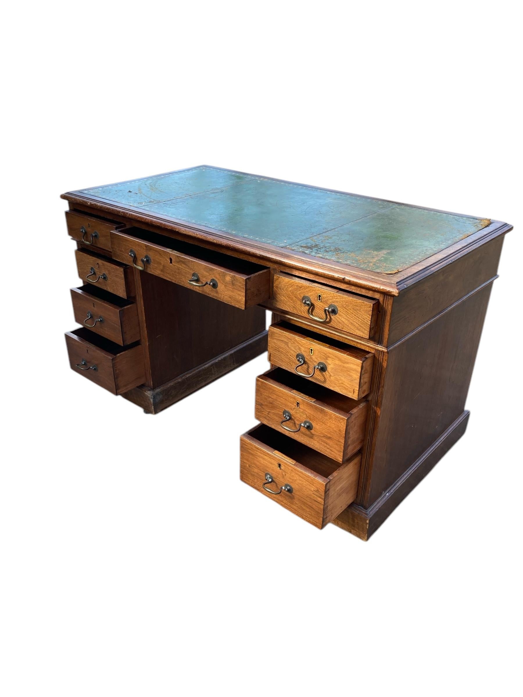 Edoardiano Scrivania con piedistallo a ginocchio in Oak e pelle di epoca edoardiana Circa 1900 in vendita