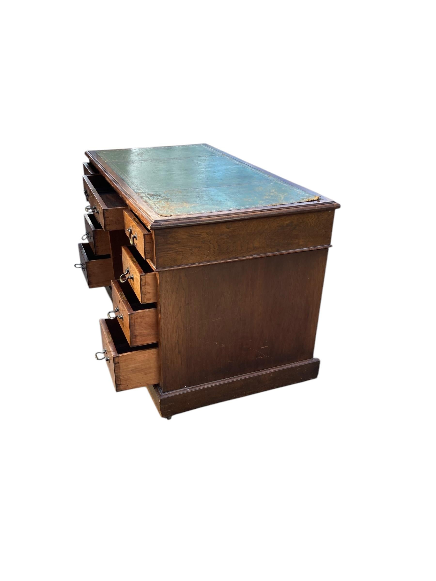 Britannico Scrivania con piedistallo a ginocchio in Oak e pelle di epoca edoardiana Circa 1900 in vendita