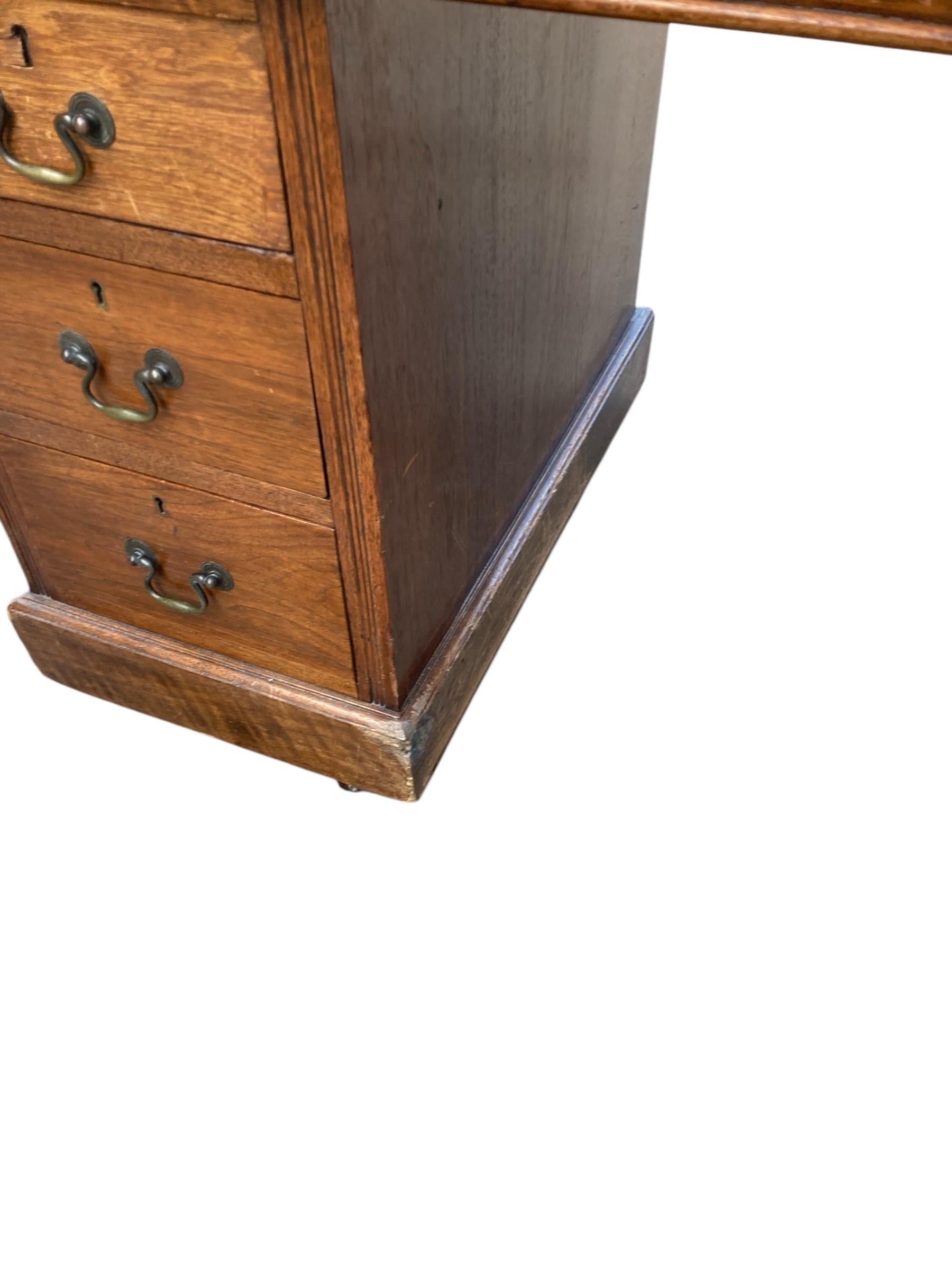 Scrivania con piedistallo a ginocchio in Oak e pelle di epoca edoardiana Circa 1900 In condizioni buone in vendita a Bishop's Stortford, GB