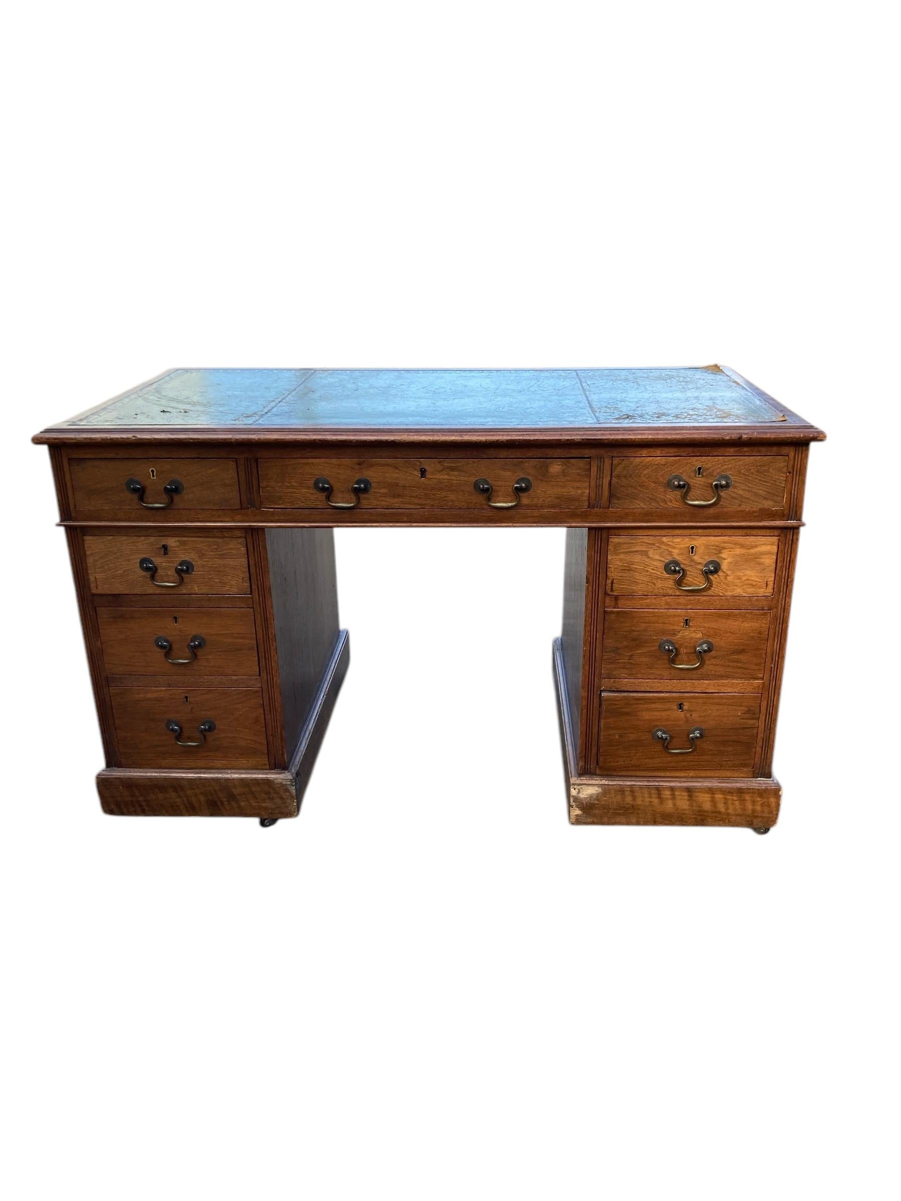 Scrivania con piedistallo a ginocchio in Oak e pelle di epoca edoardiana Circa 1900 in vendita 1