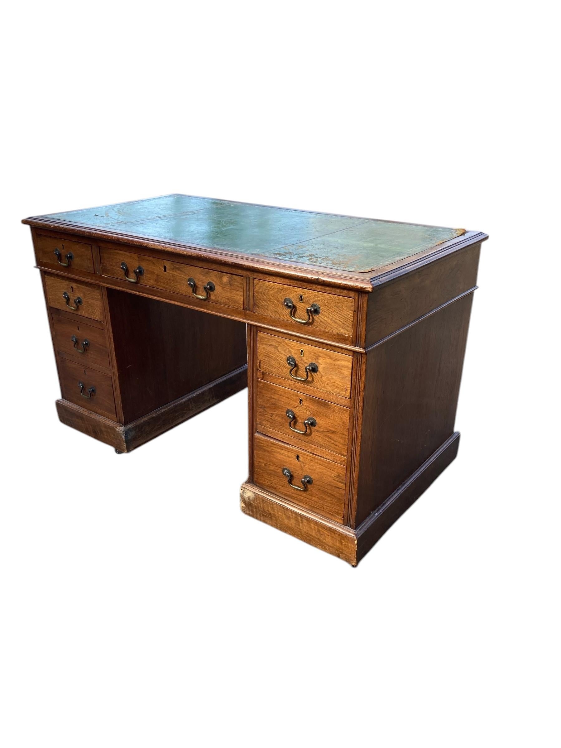 Scrivania con piedistallo a ginocchio in Oak e pelle di epoca edoardiana Circa 1900 in vendita 2