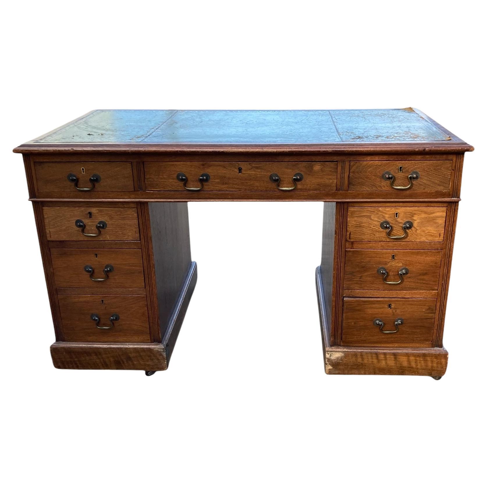 Escritorio eduardiano de roble y cuero con pedestal Circa 1900
