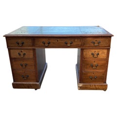 Escritorio eduardiano de roble y cuero con pedestal Circa 1900