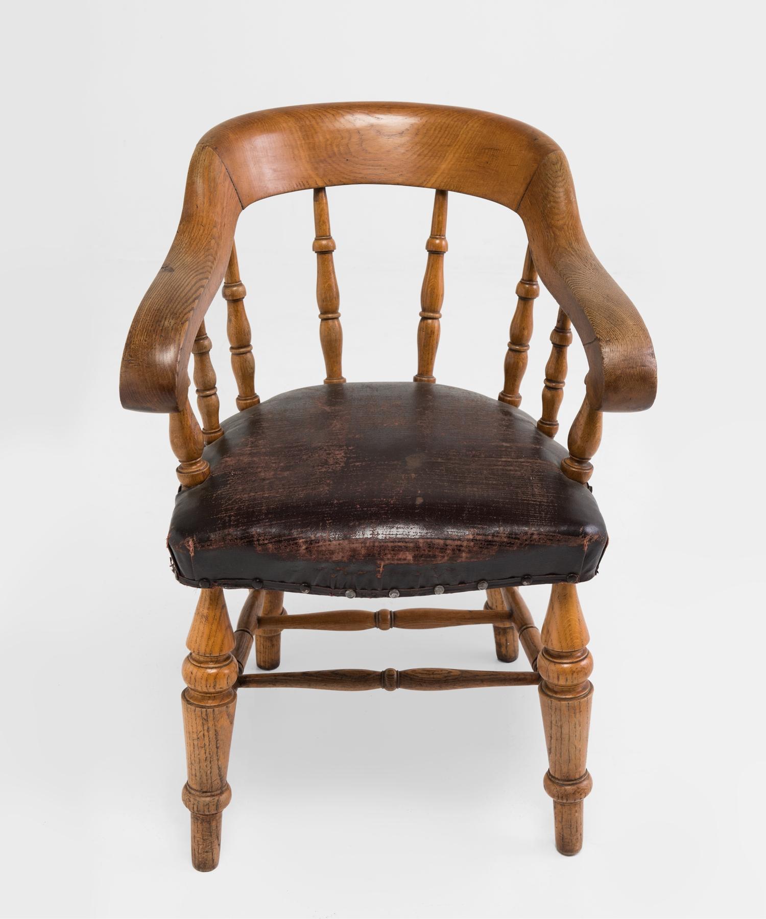 Edwardian oak armchair, England 1900.

Oak frame with original leatherette seat pad.