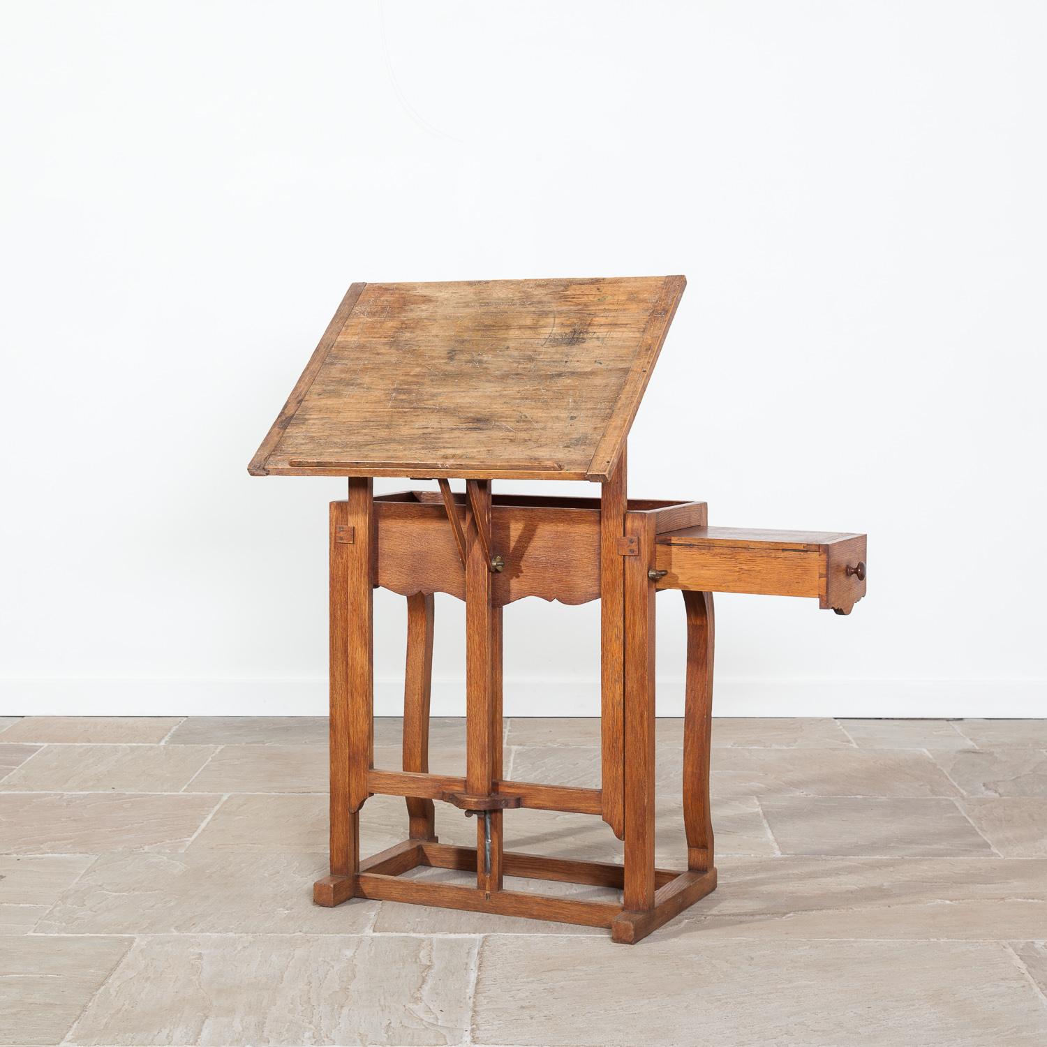 Edwardian oak artists table incorporating adjustable easel, which collapses to make the table top. The piece also features a drawer for storing paints.

Measures: Height 155cm (with easel fully extended) and 75cm (with tabletop flat) x width 6cm x